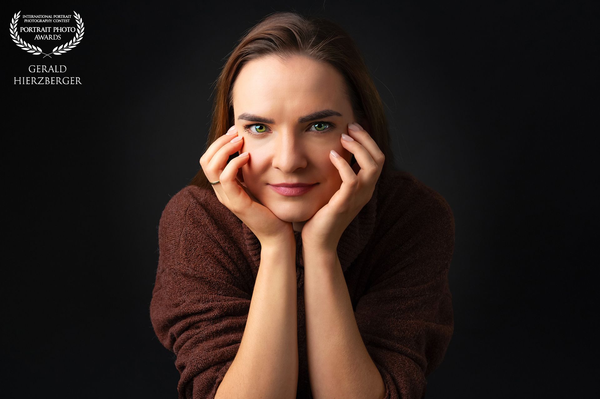Porträt einer Frau, die ihre Hände auf ihr Gesicht legt, aufgenommen im Fotostudio Fotohierzberger.
