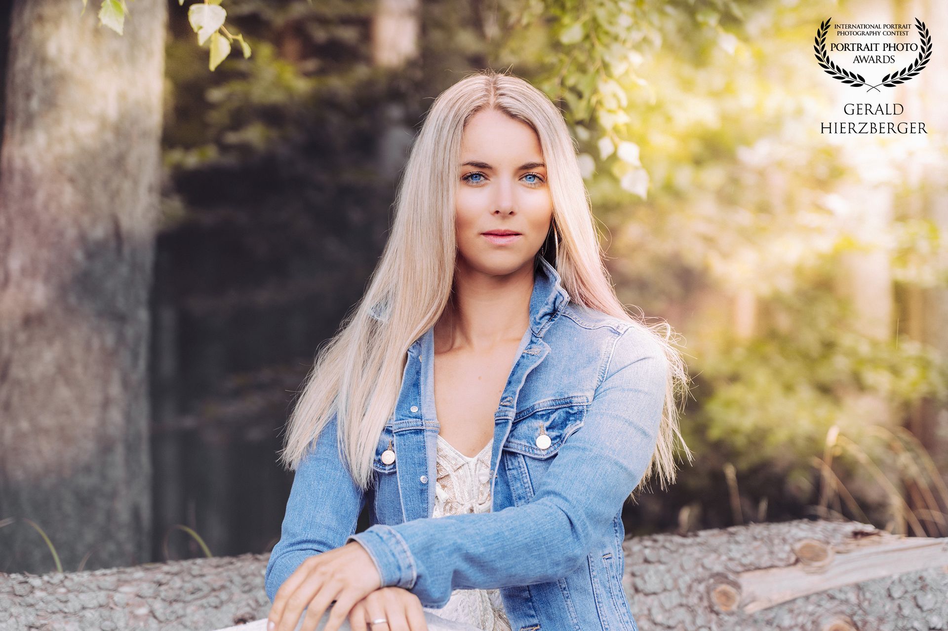 Porträt einer jungen Frau in Jeansjacke, fotografiert im Freien, aufgenommen vom Fotostudio Fotohierzberger.
