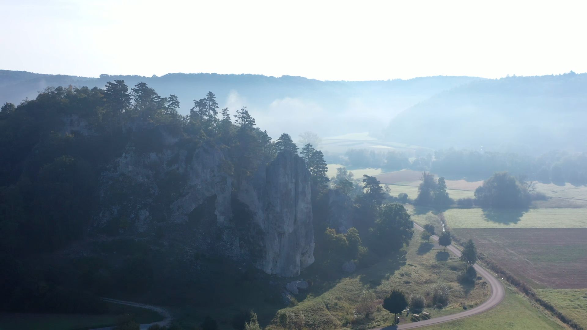 Morgennebel über dem Burgsteinfelsen und dem Altmühltal.