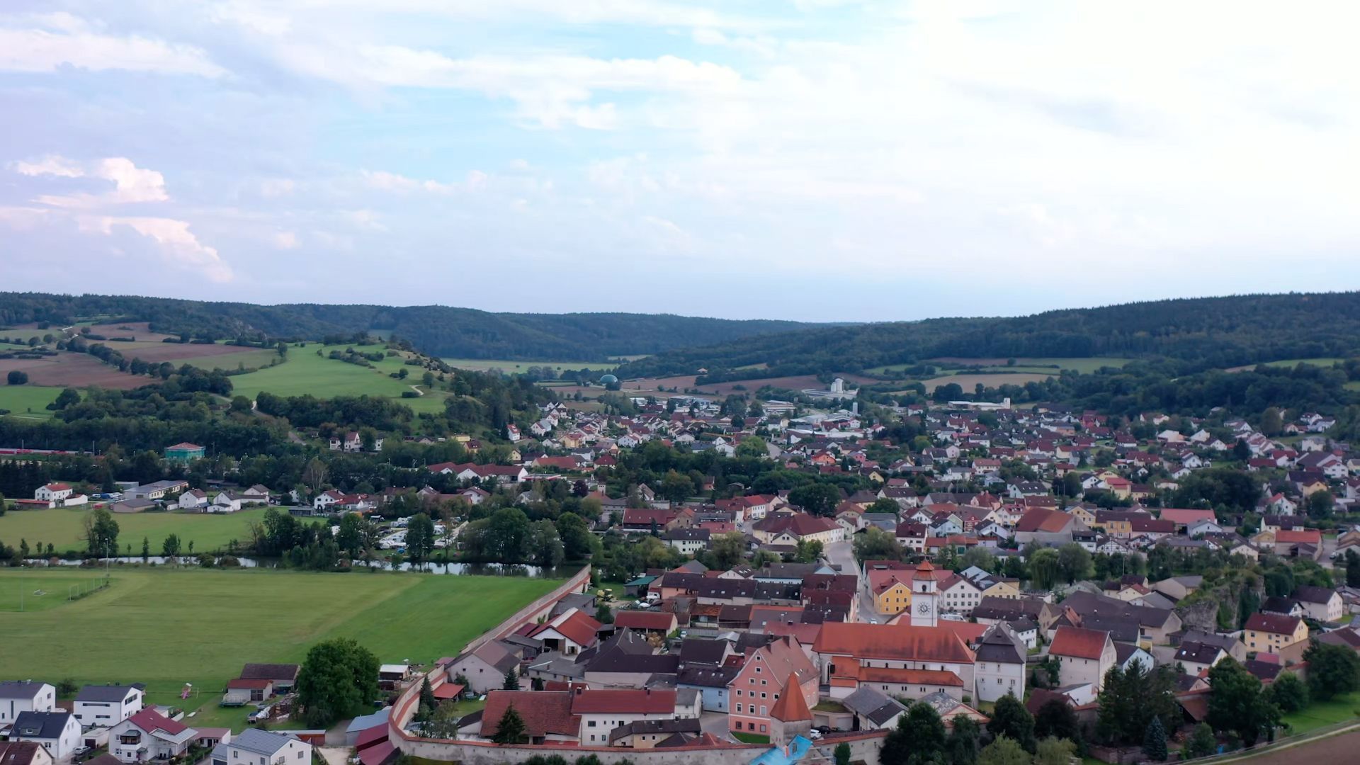 Dollnstein aus der Vogelperspektive: Ein weiter Blick über den Markt und das Altmühltal.