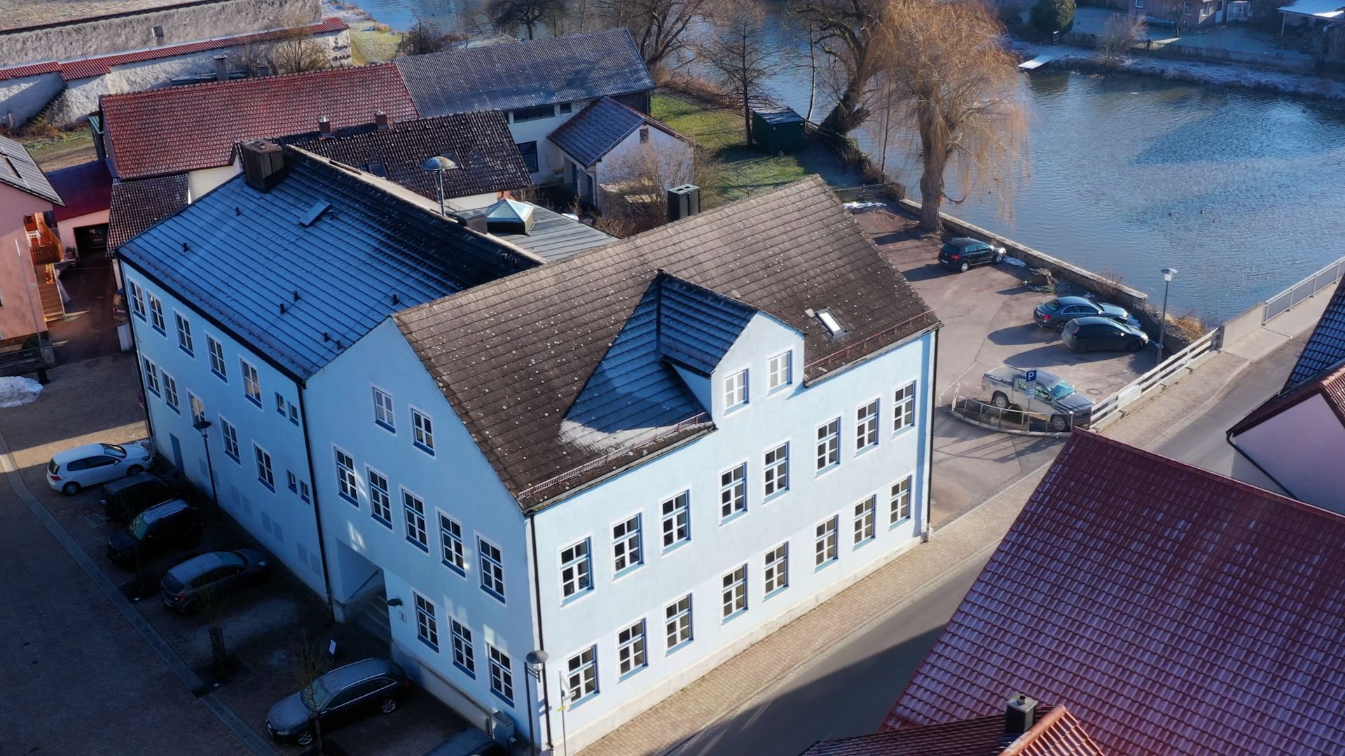 Das Rathaus von Dollnstein aus der Luft, unmittelbar an der Altmühl gelegen.