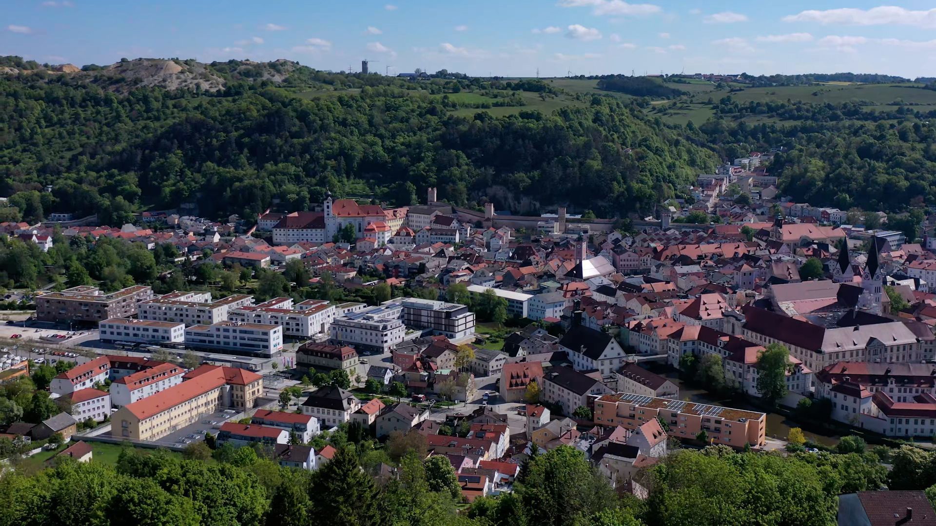 Ein Panoramablick über Eichstätt, eingebettet in die bewaldeten Jurahänge.