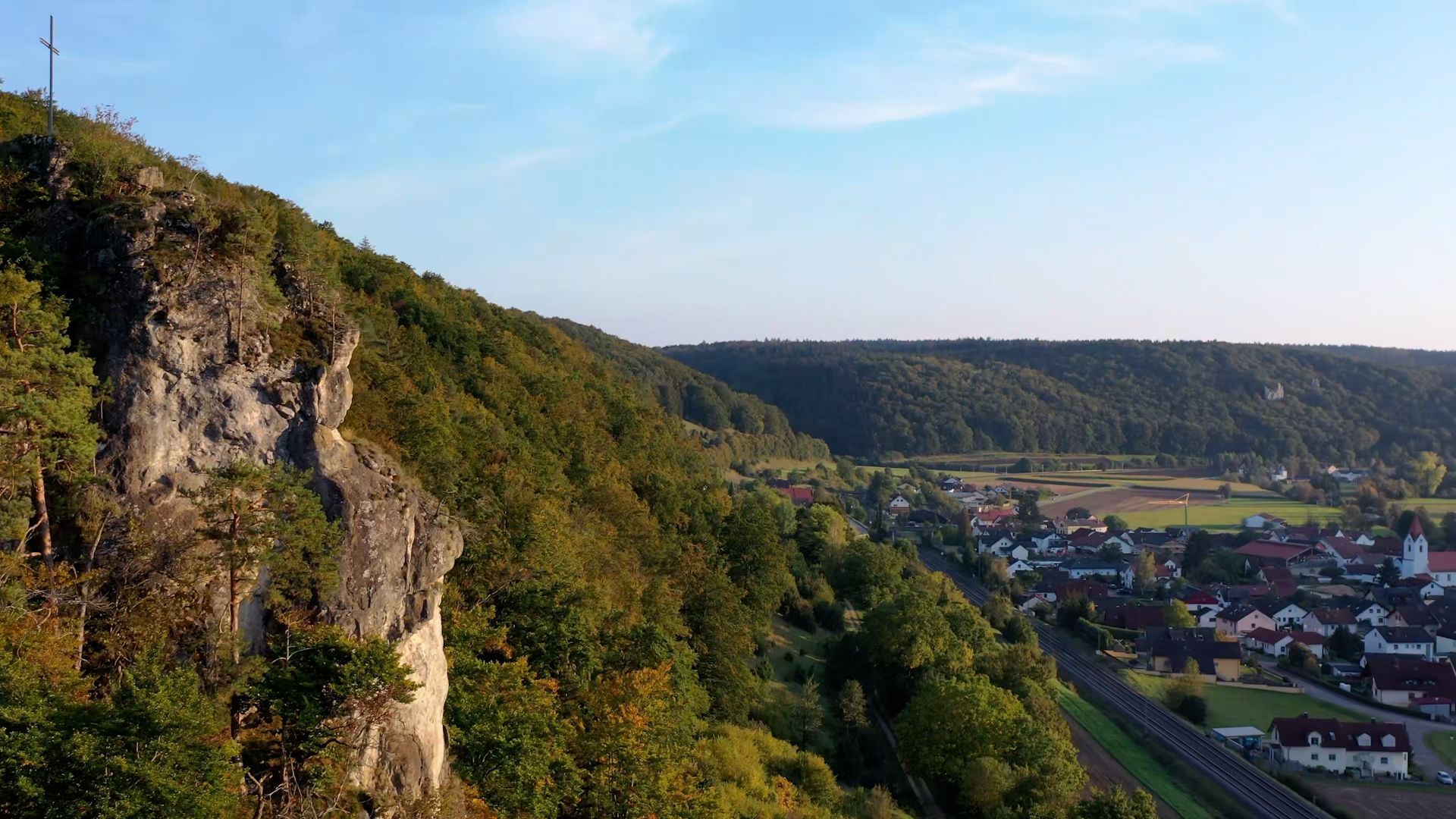 Aus der Vogelperspektive: Der Finstereckfelsen und Breitenfurt im Tal.