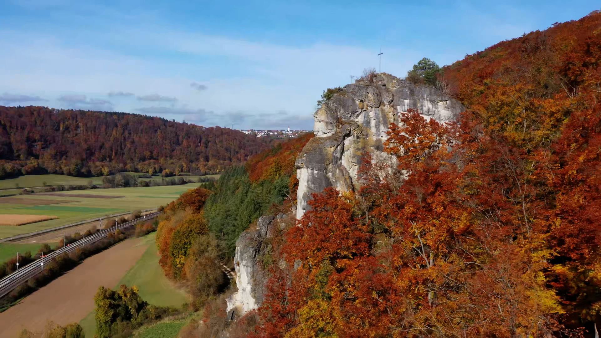 Herbst am Finstereckfelsen: Leuchtende Farben umrahmen die markanten Kalksteinfelsen.