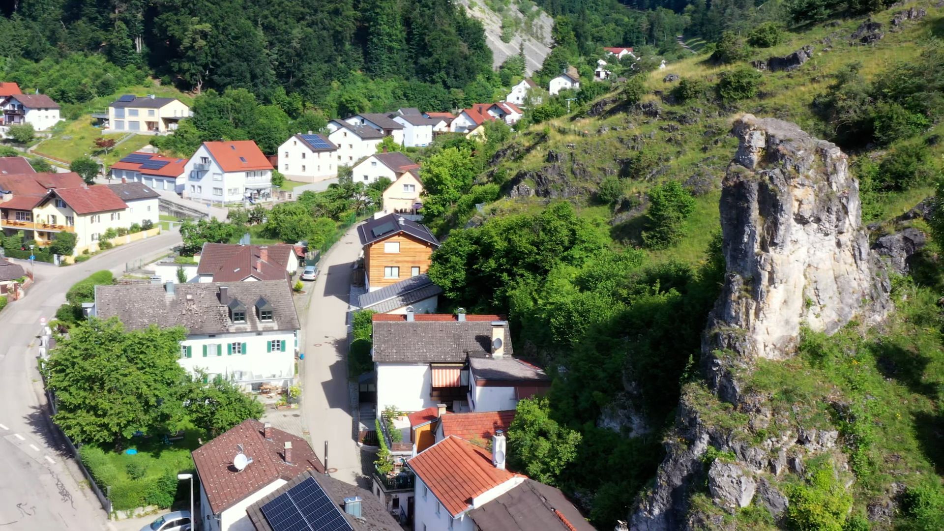 Häuser, Straßen und markante Felsformationen prägen das Landschaftsbild rund um Mörnsheim.