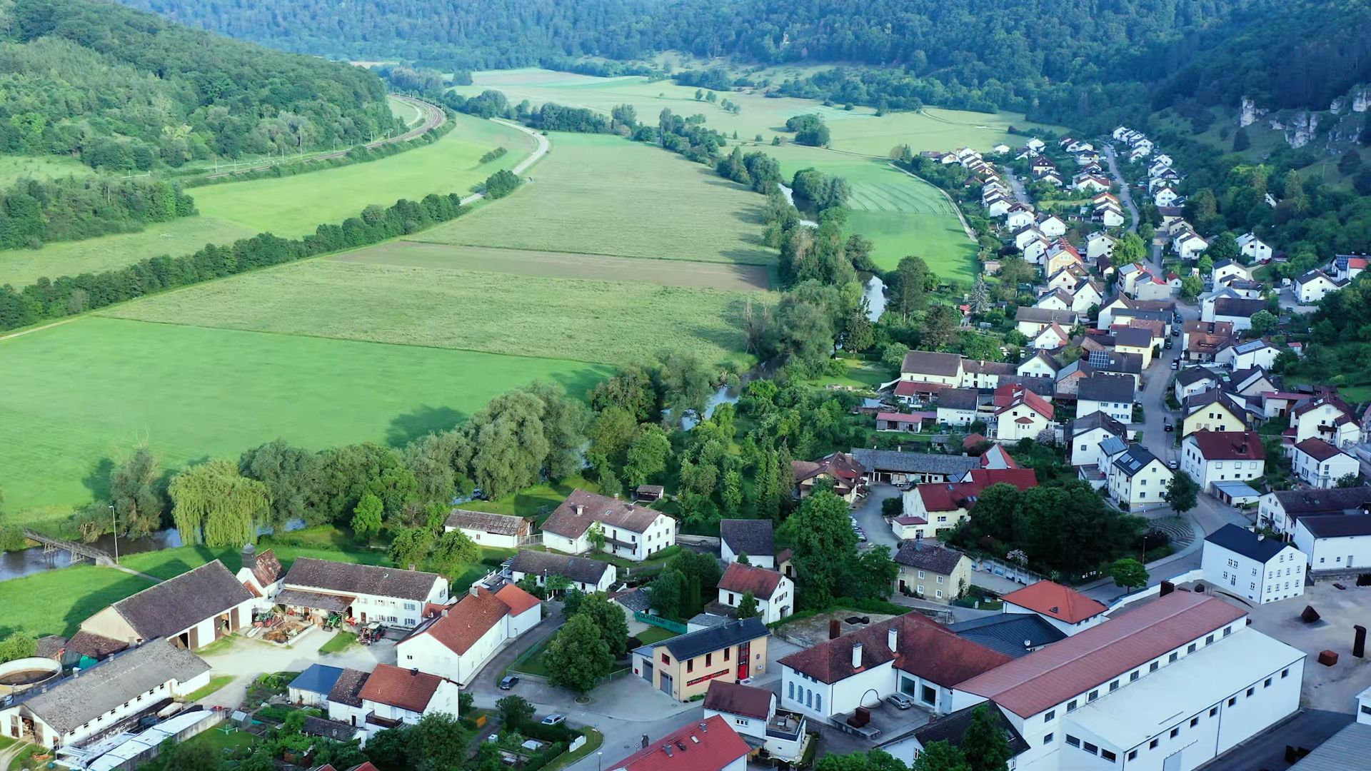 Obereichstätt von oben: Der Ort erstreckt sich entlang der Altmühl, umgeben von Wiesen und bewaldeten Höhen.