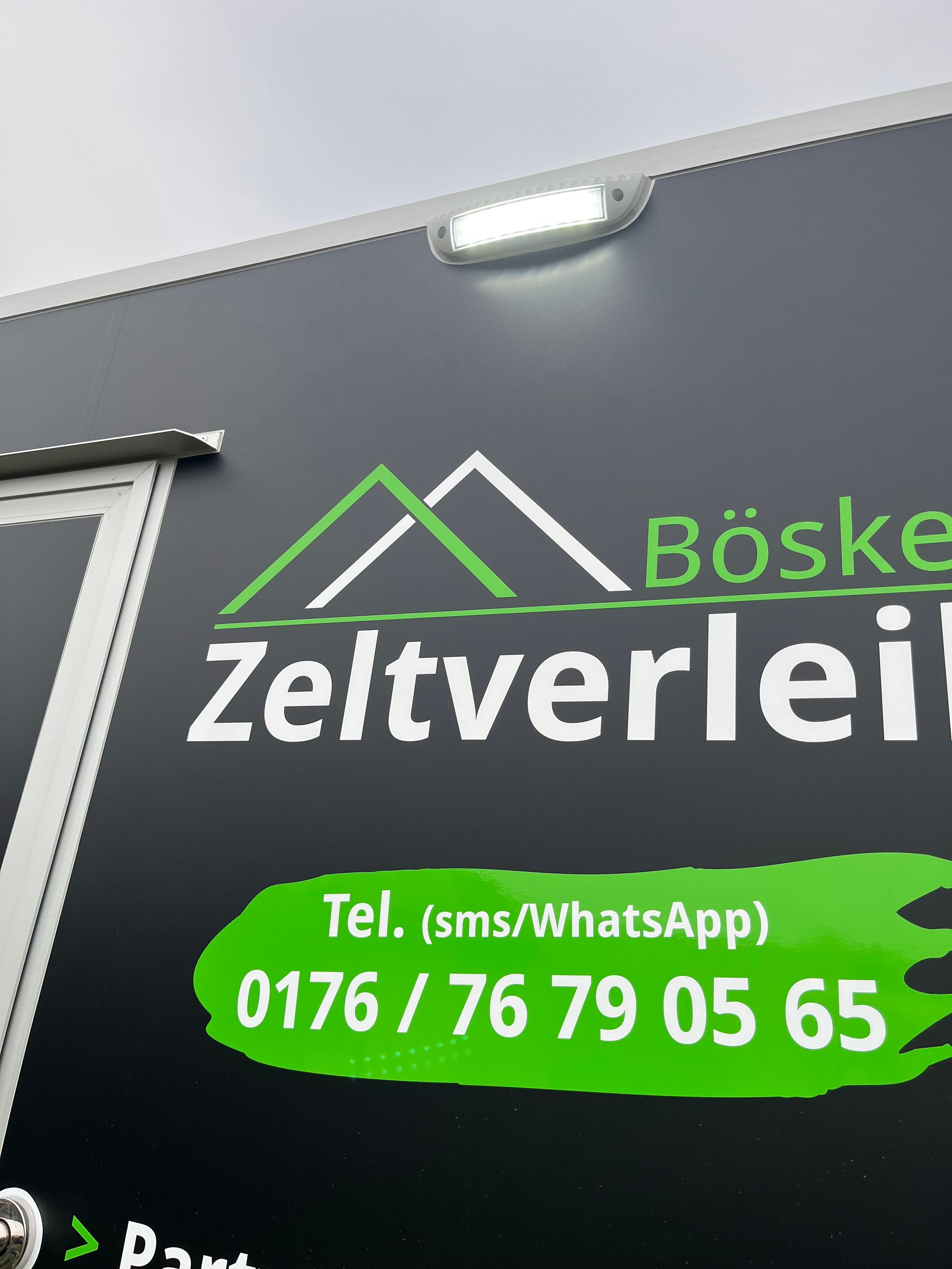 Nahaufnahme eines Schildes an einem schwarzen Anhänger mit der Aufschrift 