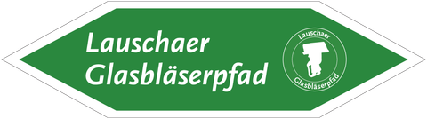 Wegweiser vom Lauschaer Glasbläserpfad mit Logo Huckelkorbfrau, weisse Schrift auf grünem Grund