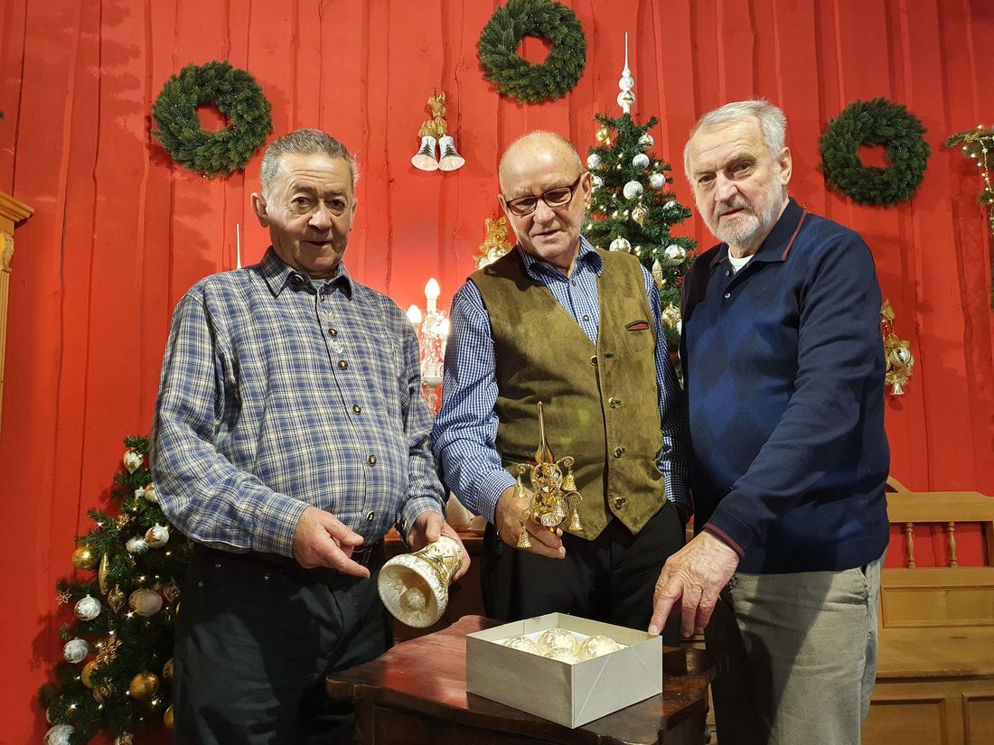 Dr. Gerhard Greiner-Bär, Jürgen Müller-Blech & Lothar R. Richter mit gläsernem Lauschaer Christbauimschmuck