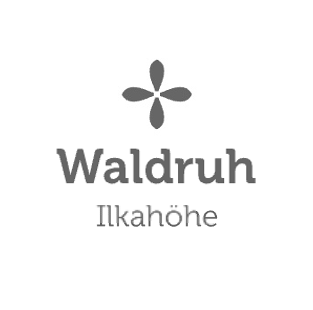 Waldruh Ilkahöhe Logo mit grauem Blumensymbol und Text auf weißem Hintergrund