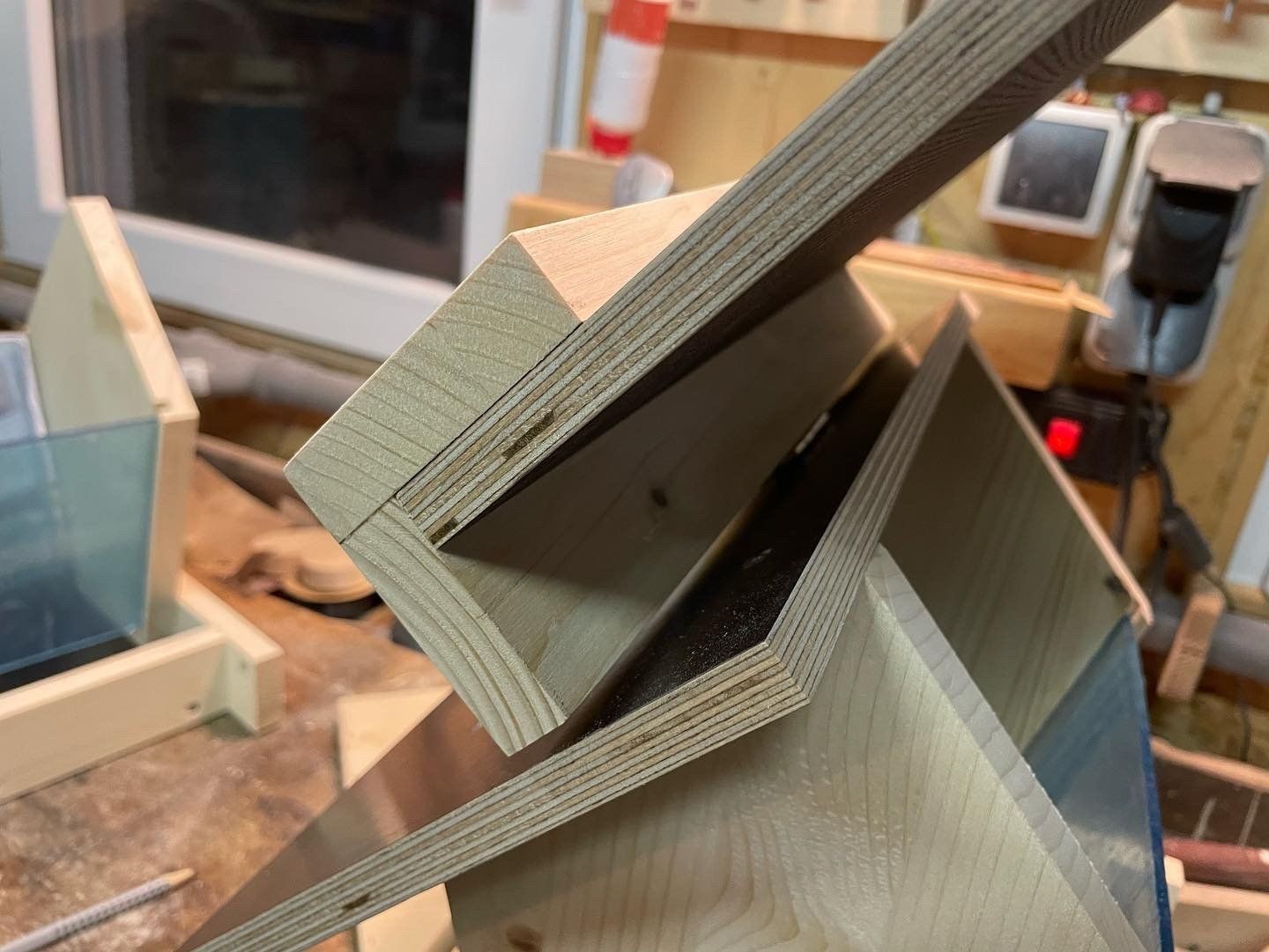 Futterhaus aus Fichtenholz mit einem Dach aus Siebdruckplatte