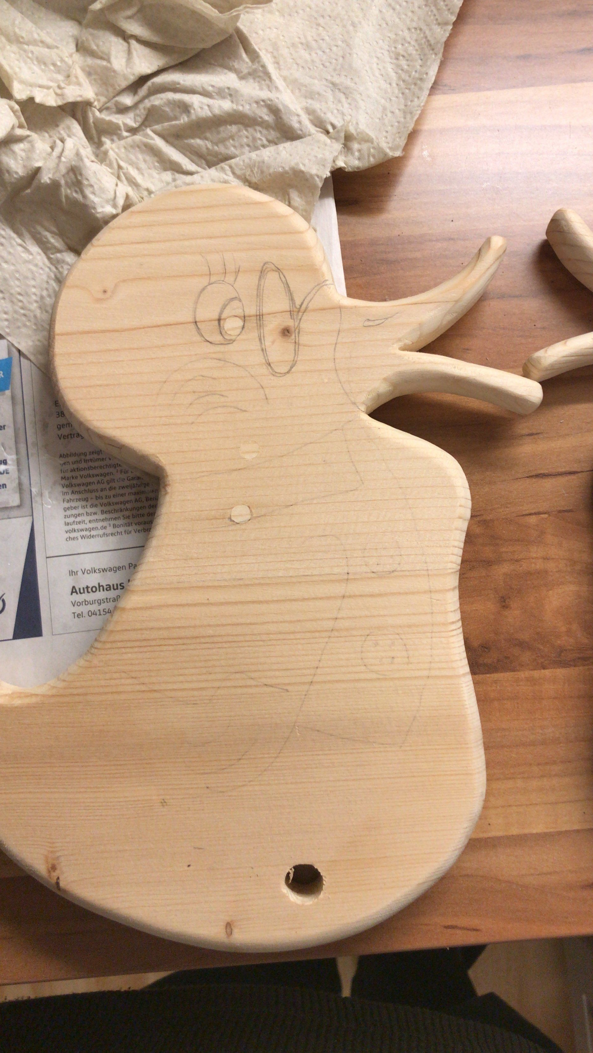 Ein Stück Leimholz darauf eine Ente vorgezeichnet bereit sie auf der Dekopiermachine auszuschneiden