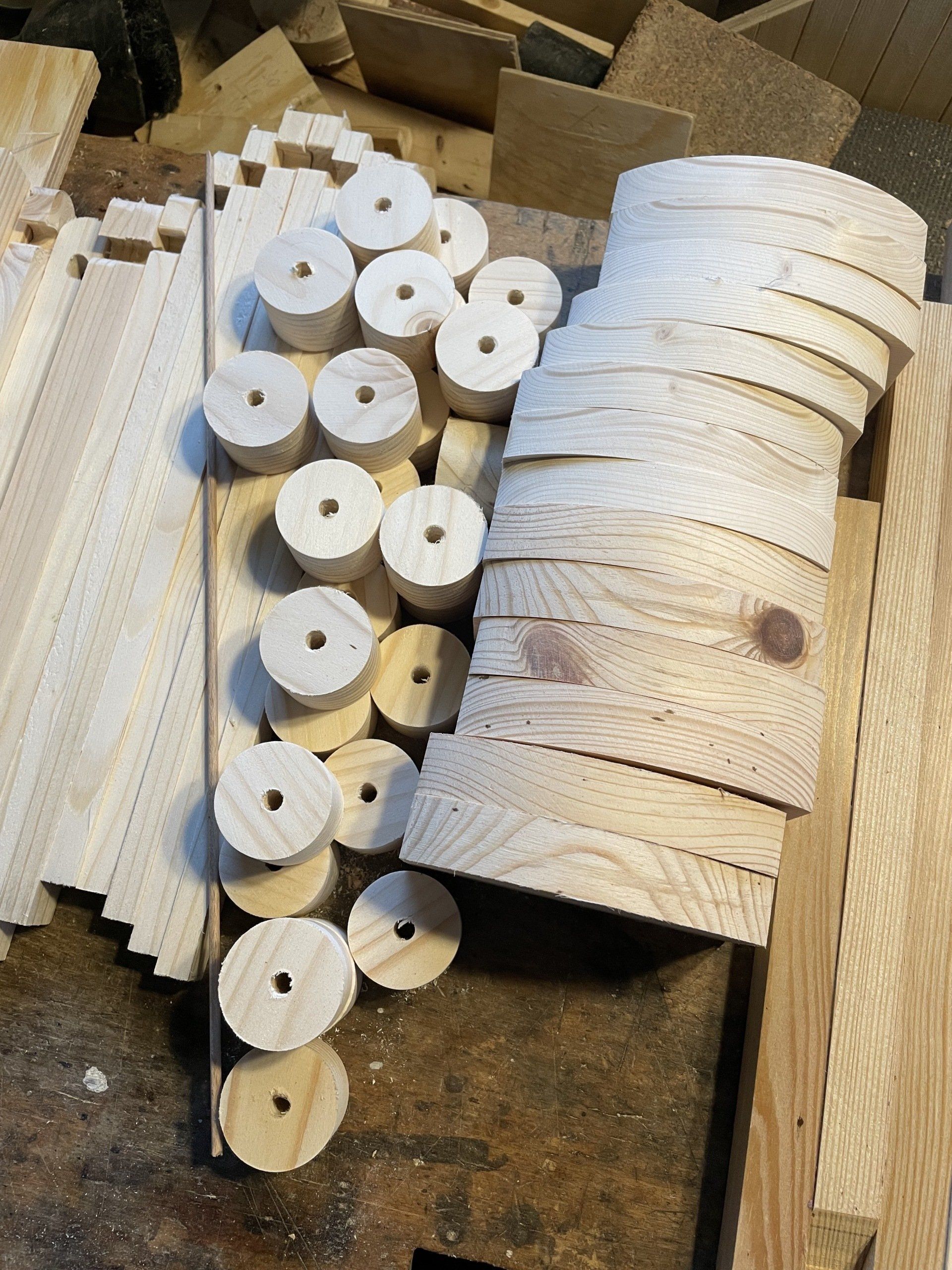 Verschieden große Holzräder