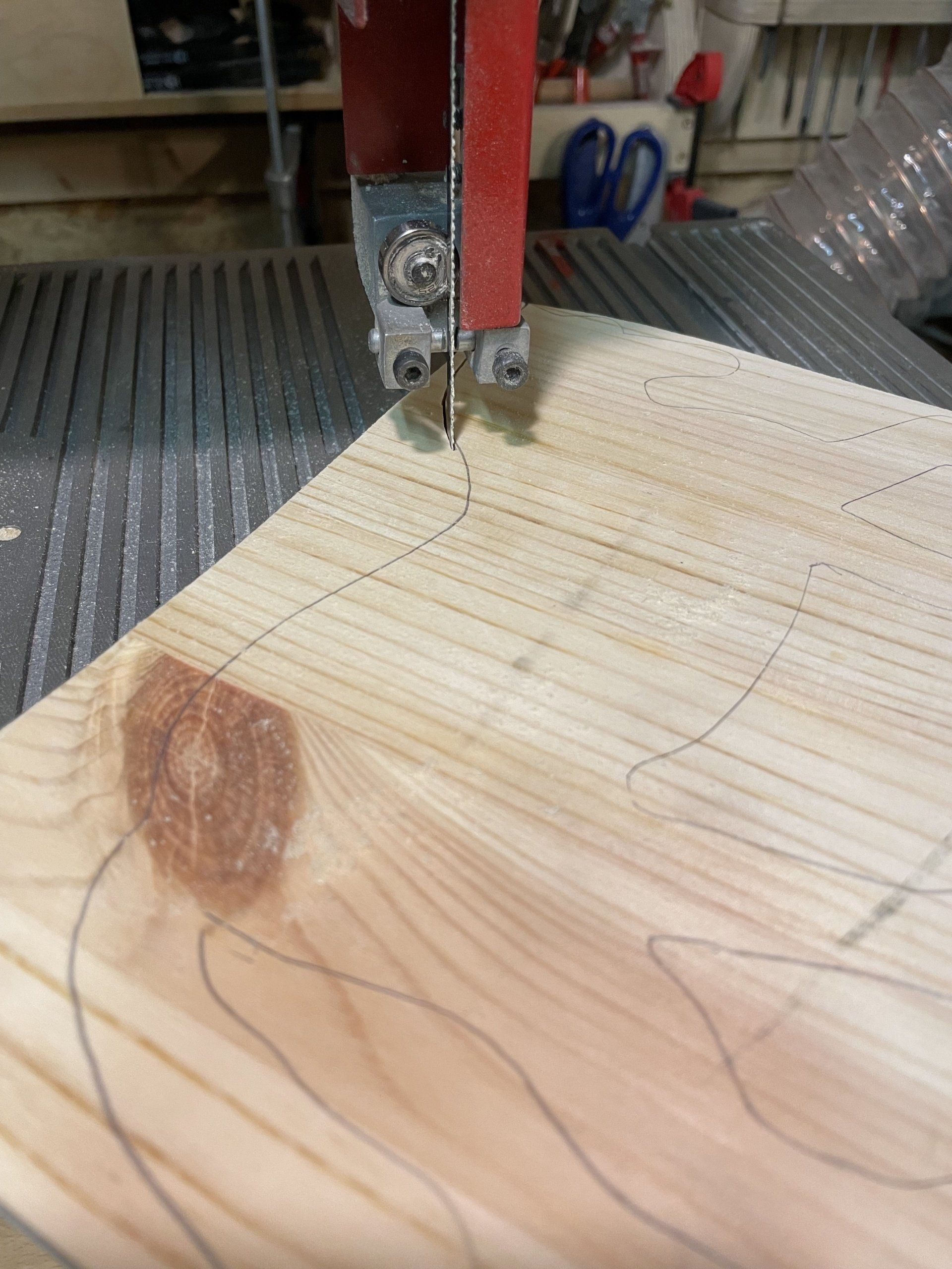 Ein Stück Leimholz darauf die Vorlage von einem Pferd auf der Dekopiermachine