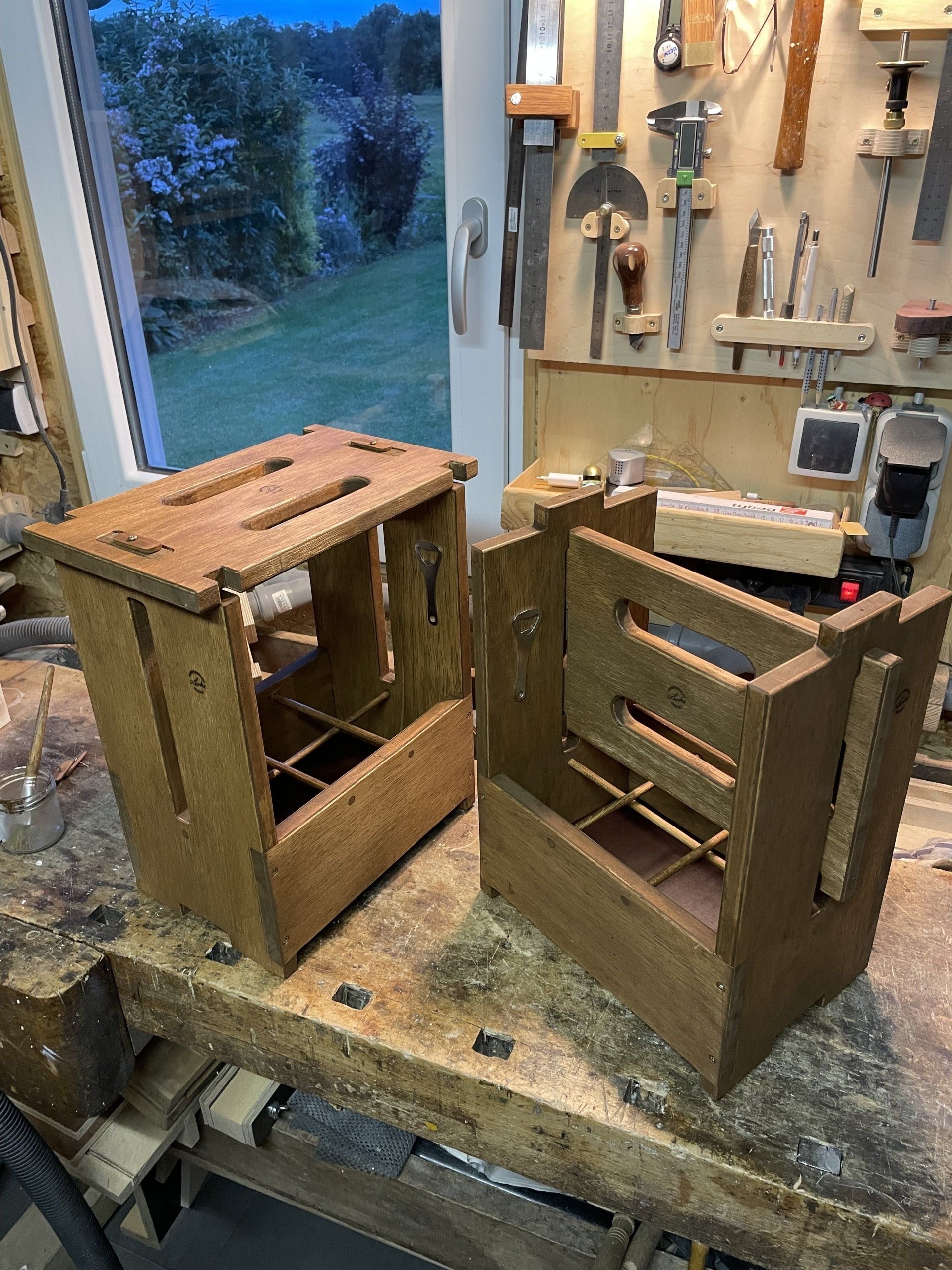 „Herrentasche“, Getränkebox und Sitzhocker handgefertigt aus Tischlerplatte und dunkel gefärbt