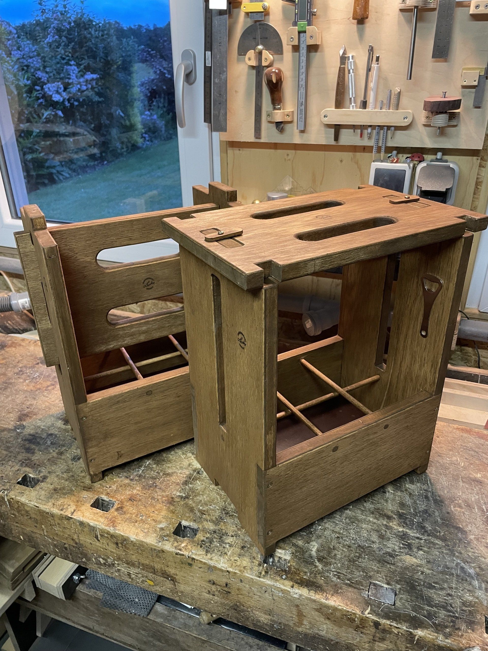 „Herrentasche“, Getränkebox und Sitzhocker handgefertigt aus Tischlerplatte und dunkel gefärbt