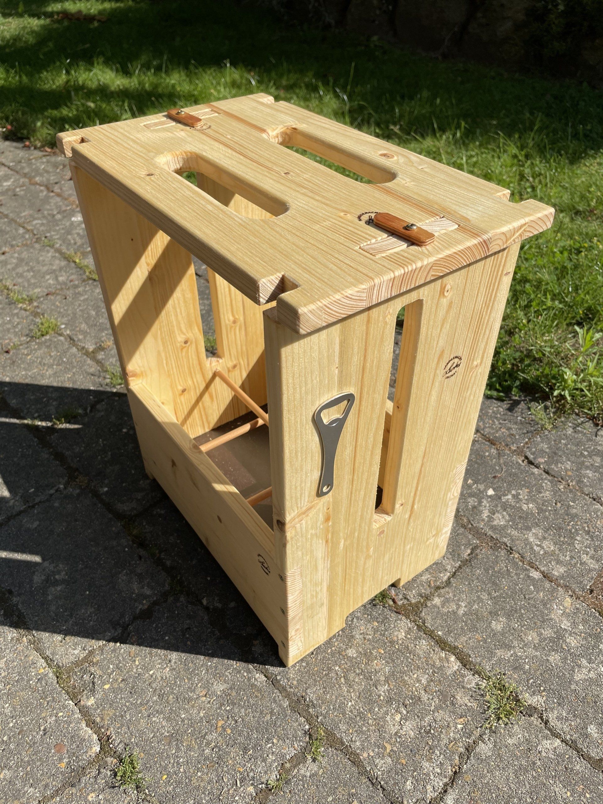 „Herrentasche“, Getränkebox und Sitzhocker handgefertigt aus Fichtenholz 