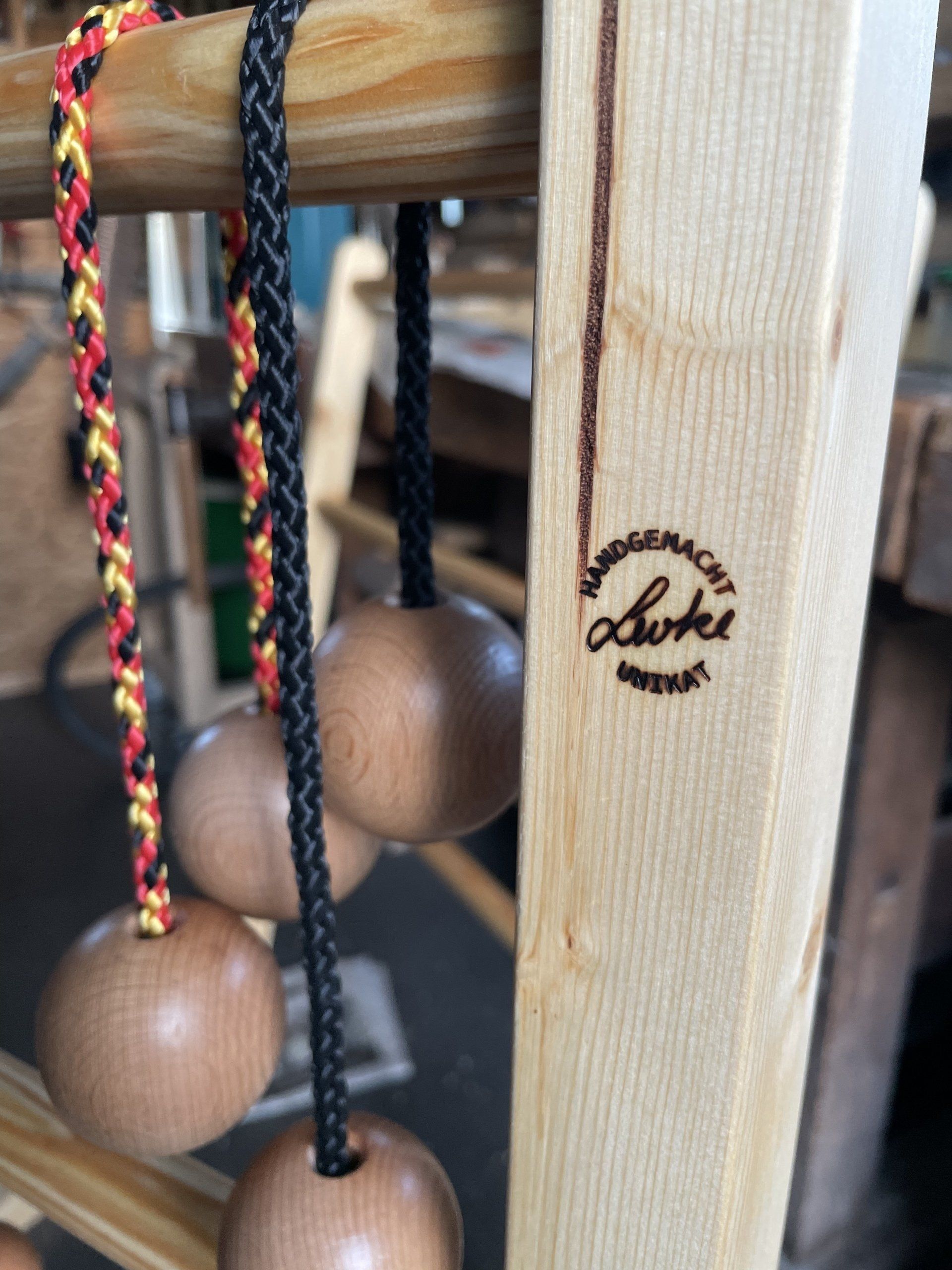 Outdoorspiel: Handgefertigtes Gesellschaftsspiel „Leitergolf” im Fokus die Böller an einem Band „Bolas”