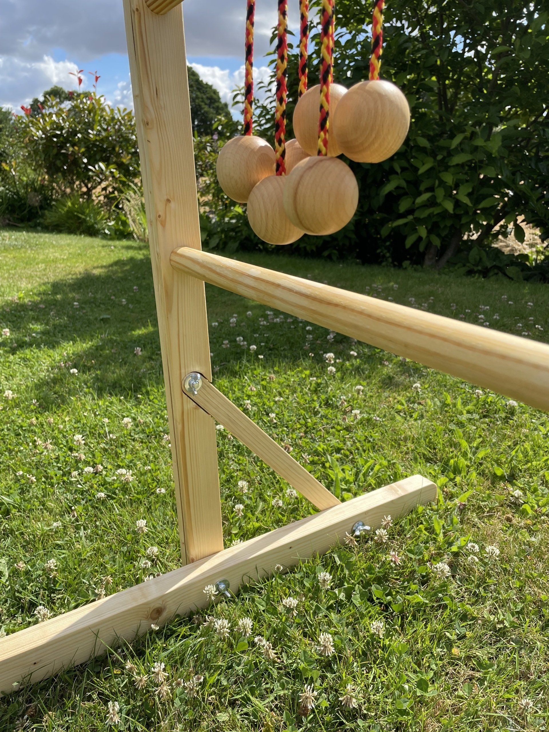 Outdoorspiel: Handgefertigtes Gesellschaftsspiel „Leitergolf” für draußen, im Fokus die Verarbeitung