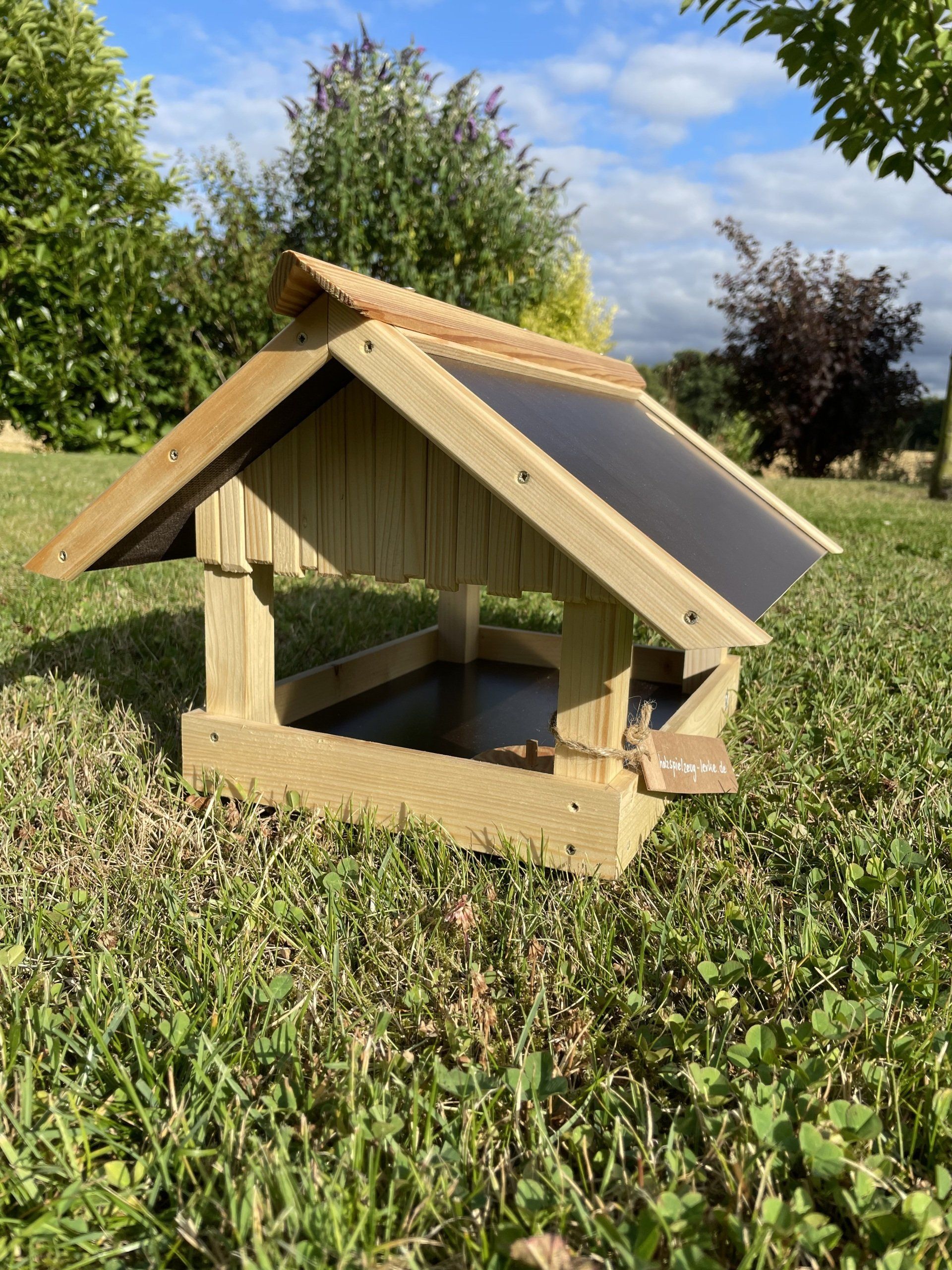 Futterhaus aus Fichtenholz mit Dach und Boden aus einer Siebdruckplatte