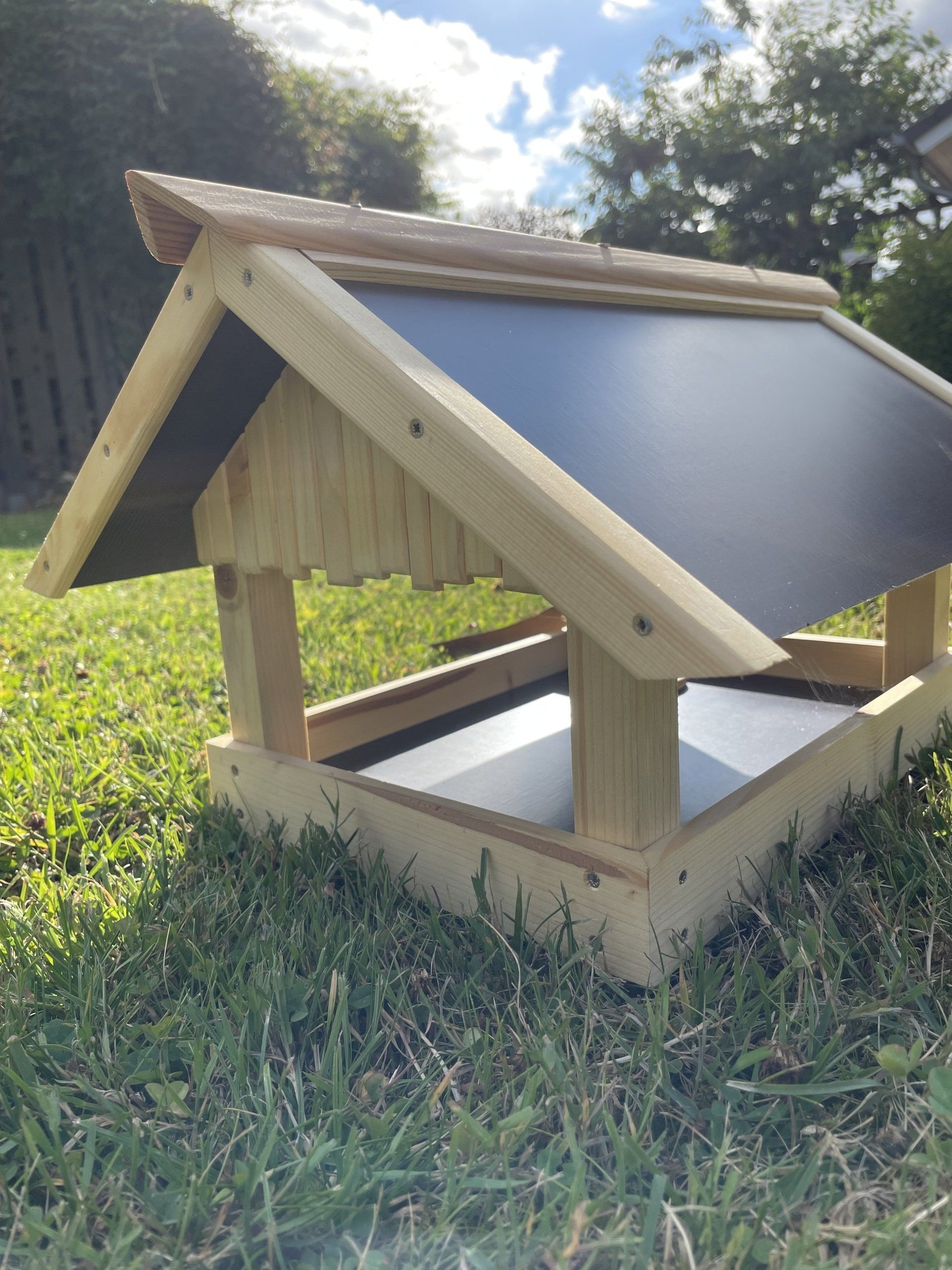 Futterhaus aus Fichtenholz mit Dach und Boden aus einer Siebdruckplatte