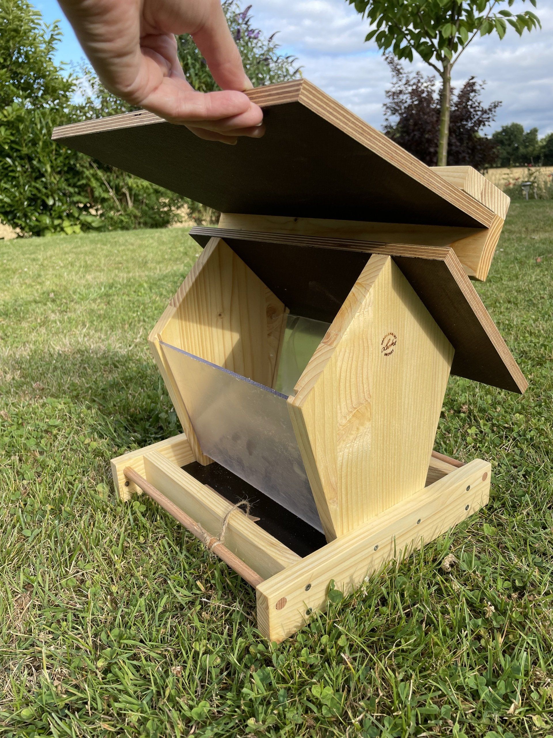 Futterhaus aus Fichtenholz mit einem Dach aus Siebdruckplatte