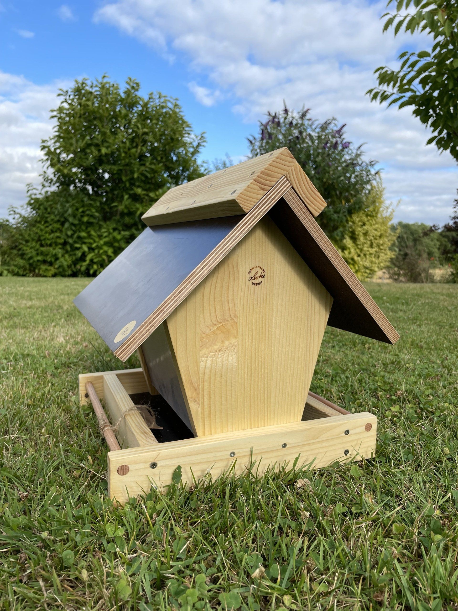 Futterhaus aus Fichtenholz mit einem Dach aus Siebdruckplatte