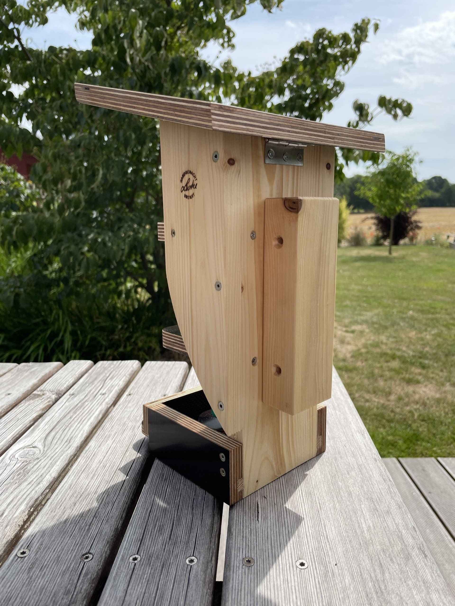 Futterhaus „Flasche als Silo“ aus Fichtenholz mit Dach und Böden aus einer Siebdruckplatte
