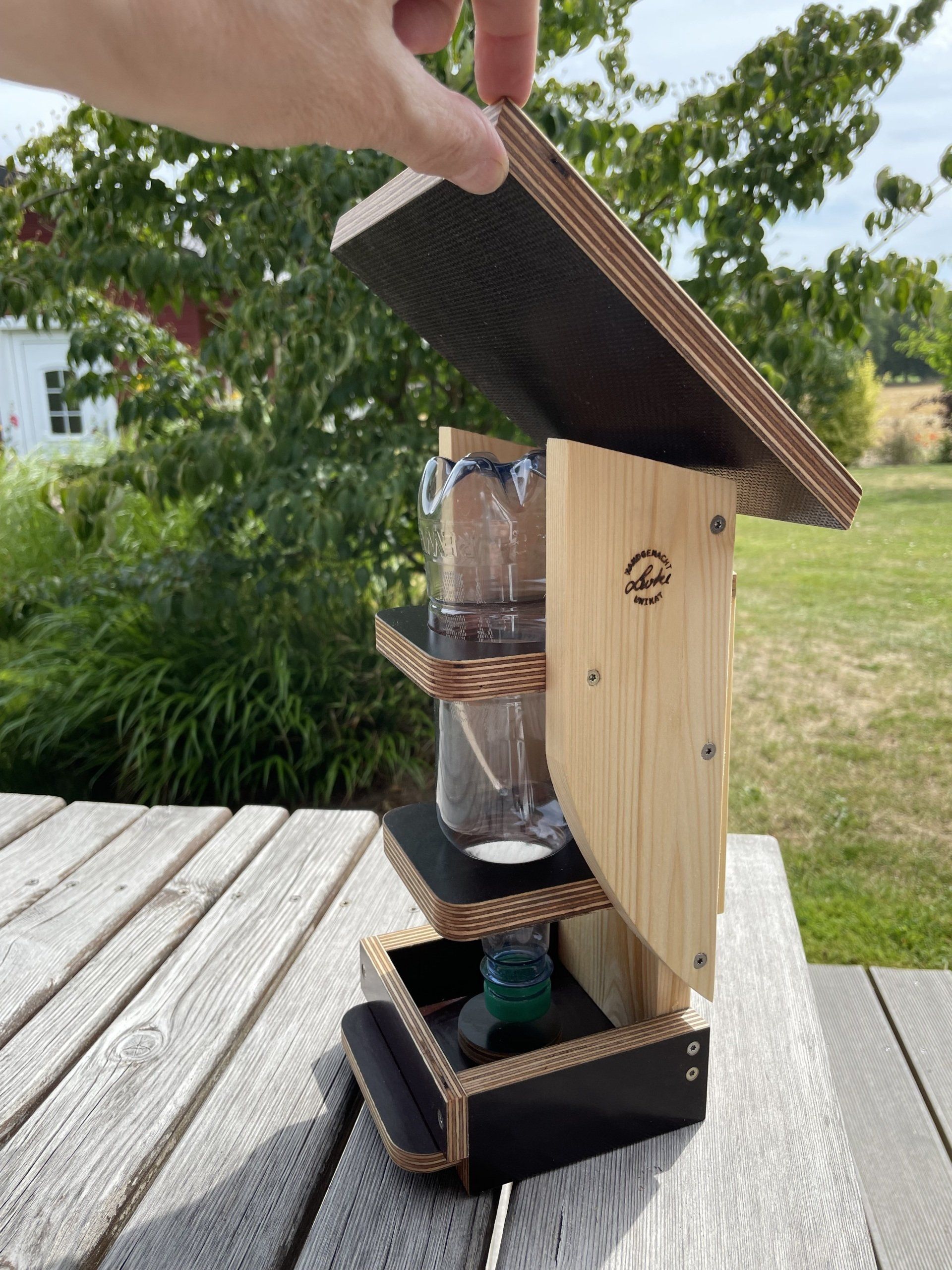 Futterhaus „Flasche als Silo“ aus Fichtenholz mit Dach und Böden aus einer Siebdruckplatte