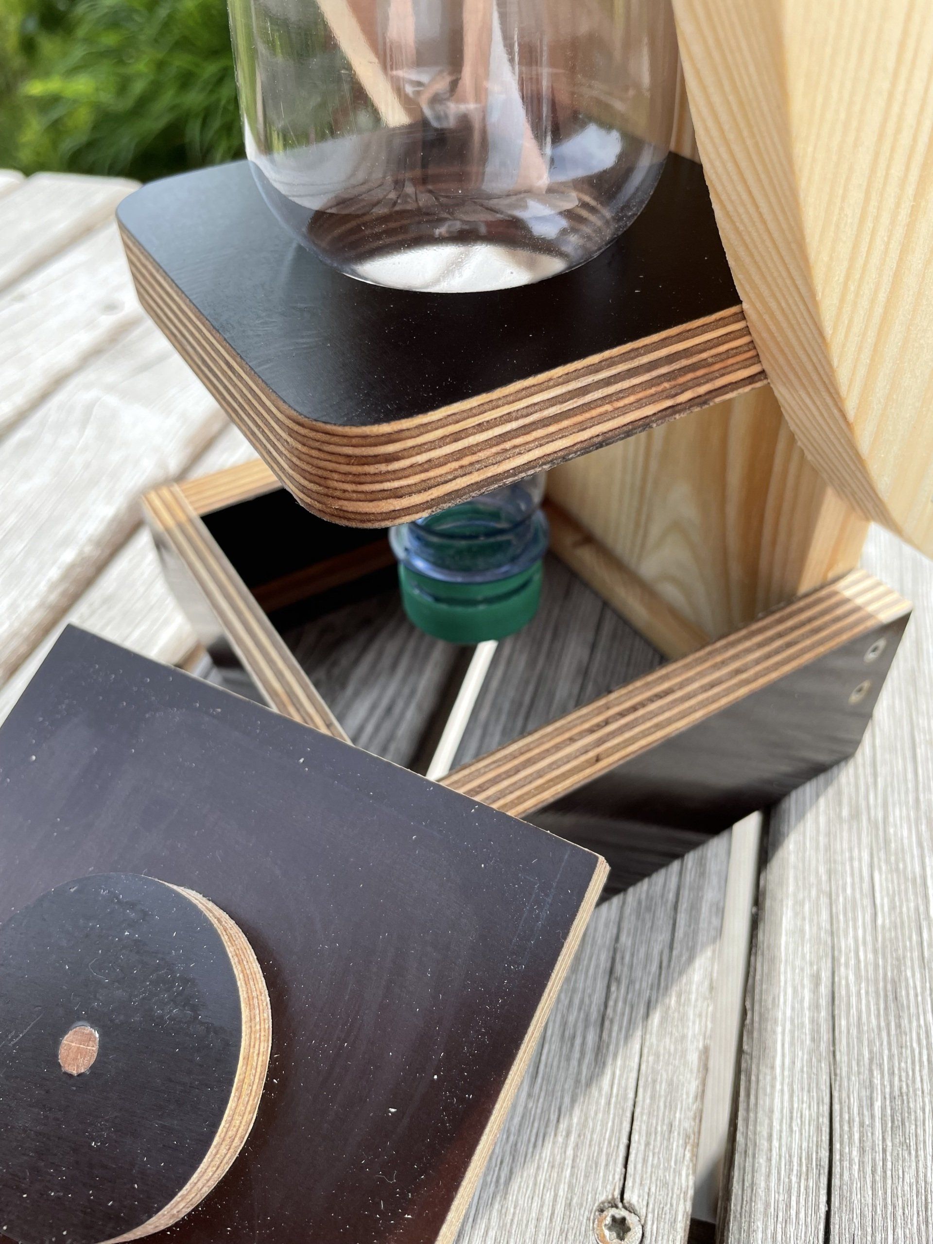 Futterhaus „Flasche als Silo“ aus Fichtenholz mit Dach und Böden aus einer Siebdruckplatte