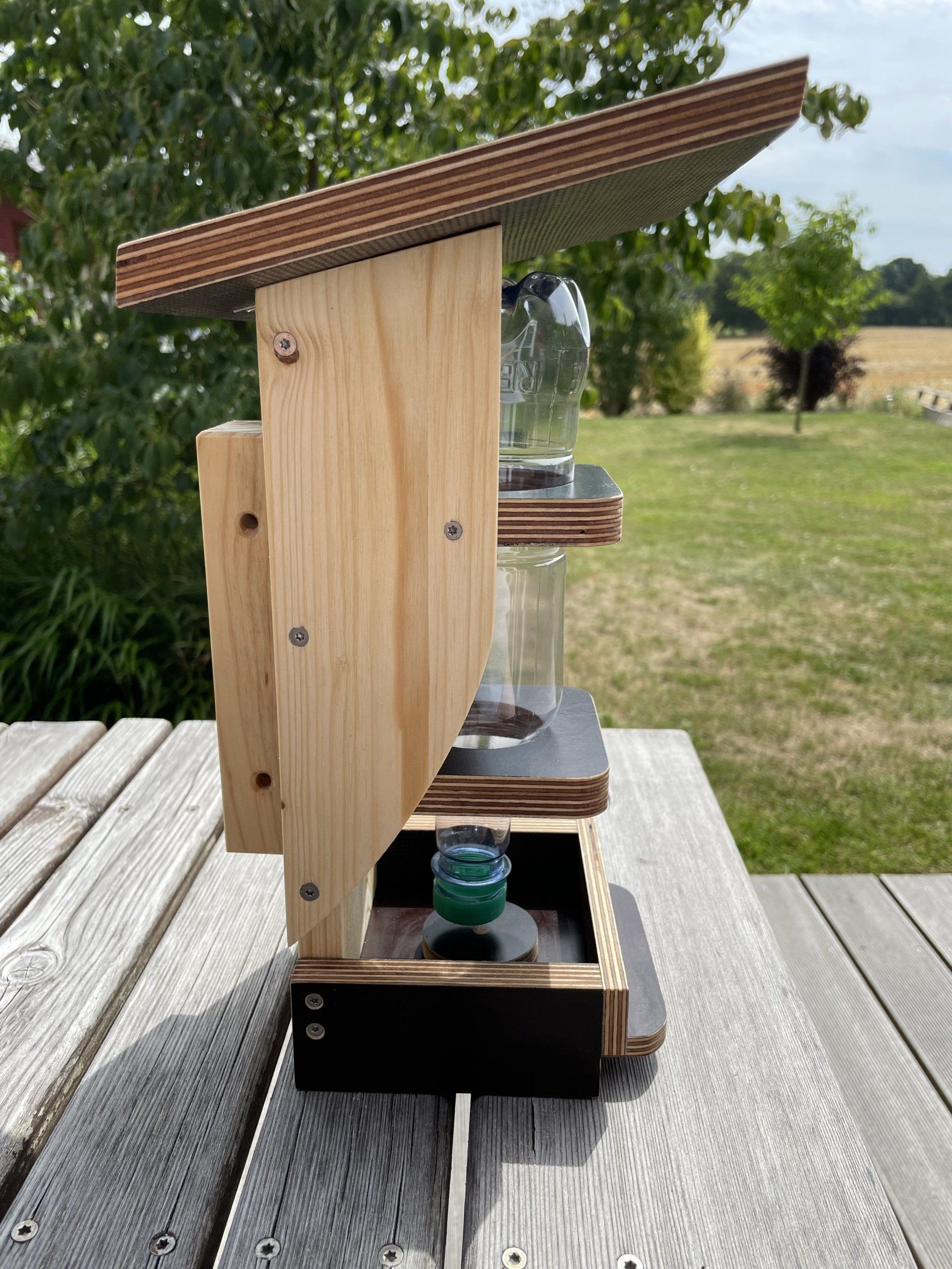 Futterhaus „Flasche als Silo“ aus Fichtenholz mit Dach und Böden aus einer Siebdruckplatte