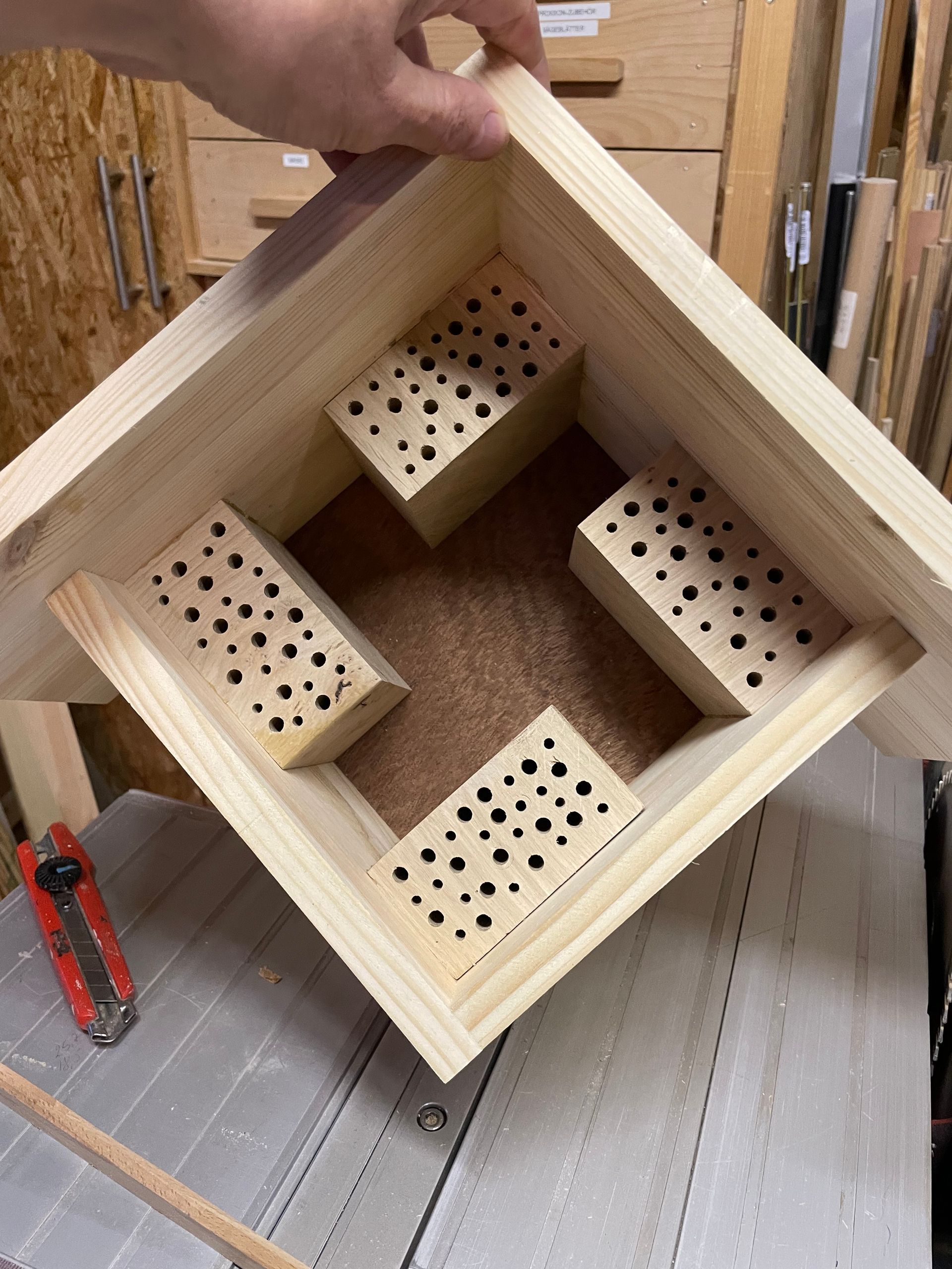 Insektenhotel mit Hartholzklötzchen in dem Löcher gebohrt wurden