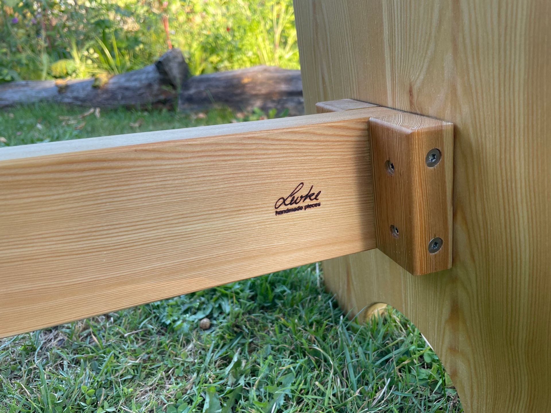 Dengelbank, Dengelhocker aus Lärchenholz mit Brandzeichen