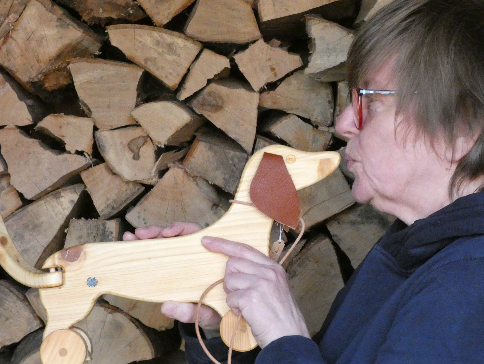 Levke küsste den handgefertigte Dackel aus Holz