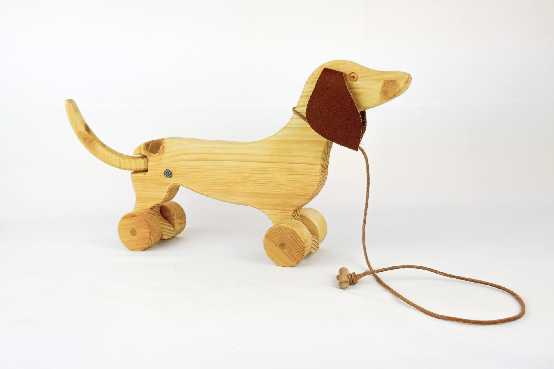Nachziehspielzeug aus Holz in Form eines Dackels