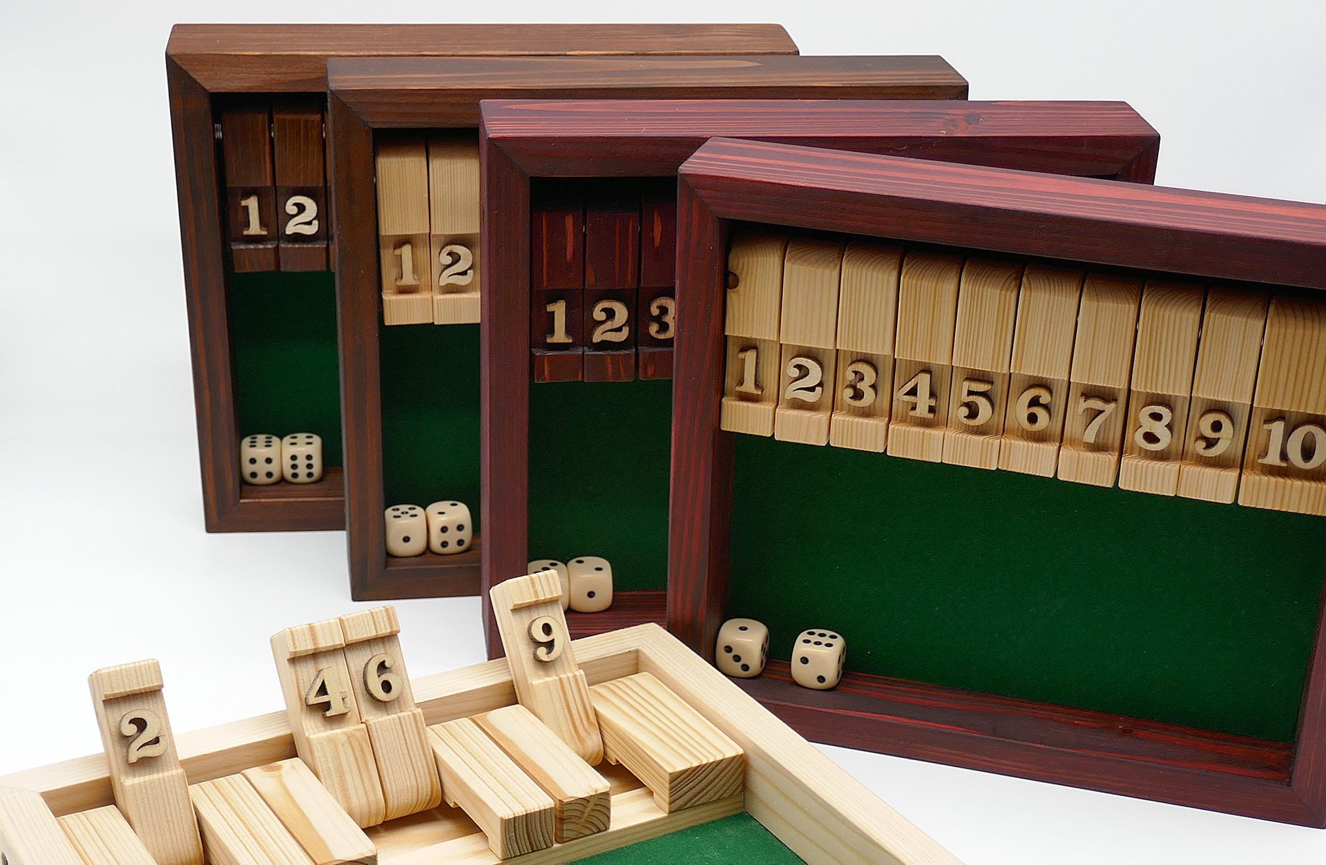 Verschieden farbige, handgefertigtes Gesellschaftsspiele „Shut the Box”