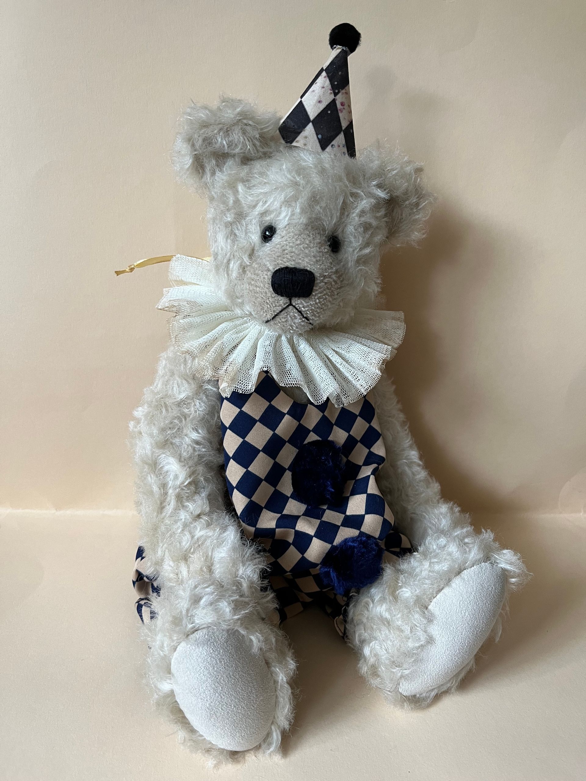 Clouseau ist ca. 40 cm groß aus Mohair und mit Schafswolle und etwas Stahlgranulat gefüllt. Preis: 189,00 Euro
