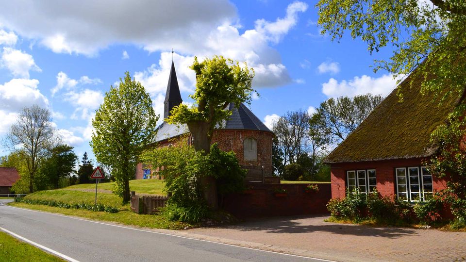 Vollerwieker Kirche St. Martin, 1113 errichtet, Geschichte und Fotos