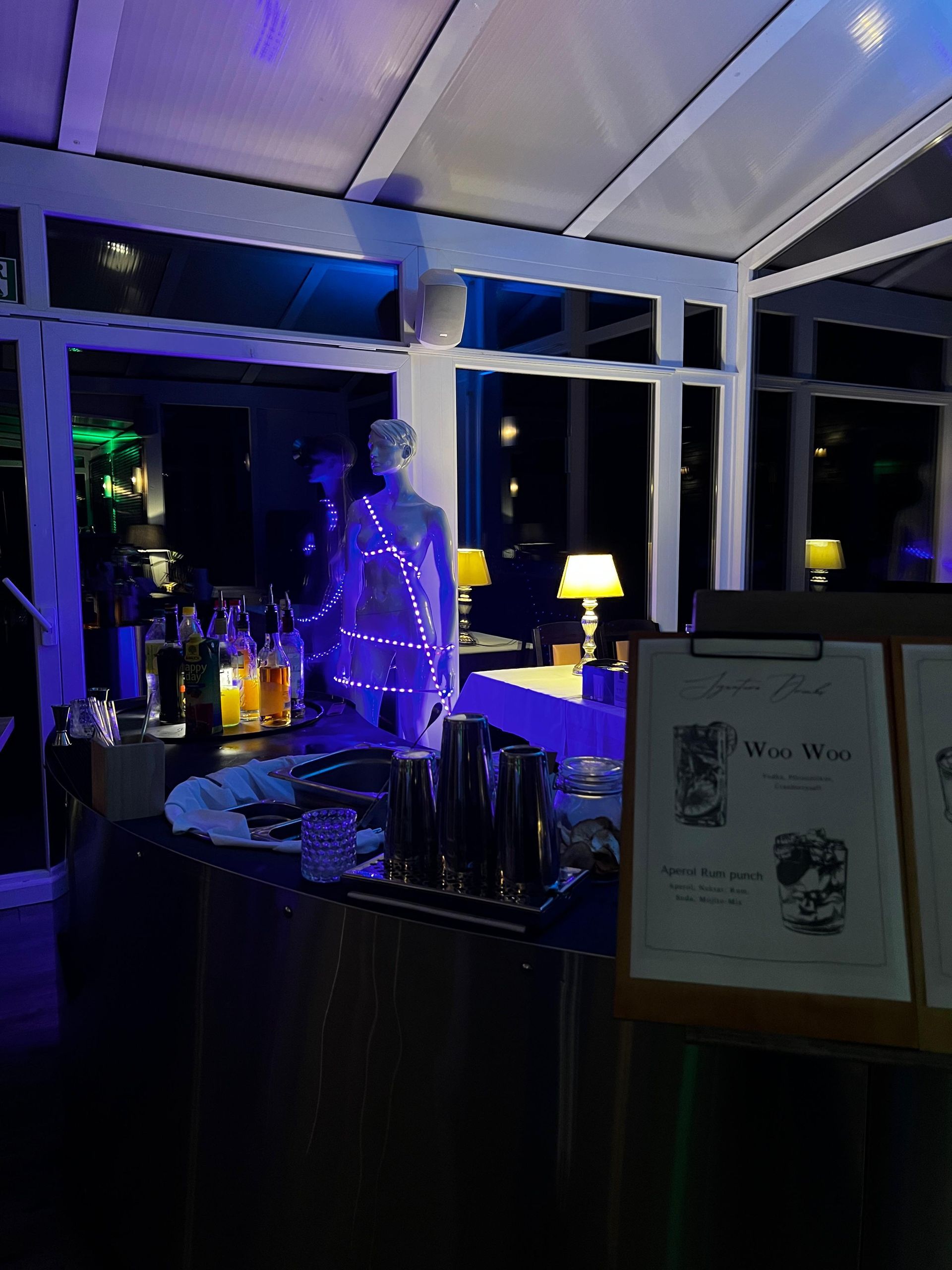 mobile Cocktailbar mit LED und schaufensterpuppe für eine Firmenfeier 