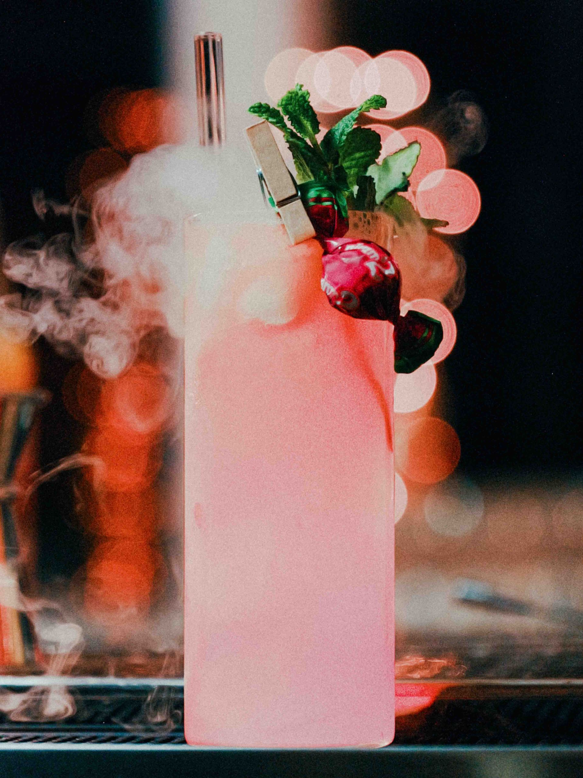 Pinker Cocktails für eine Geburtstagsfeier mit trockeneis und einem Bonbon