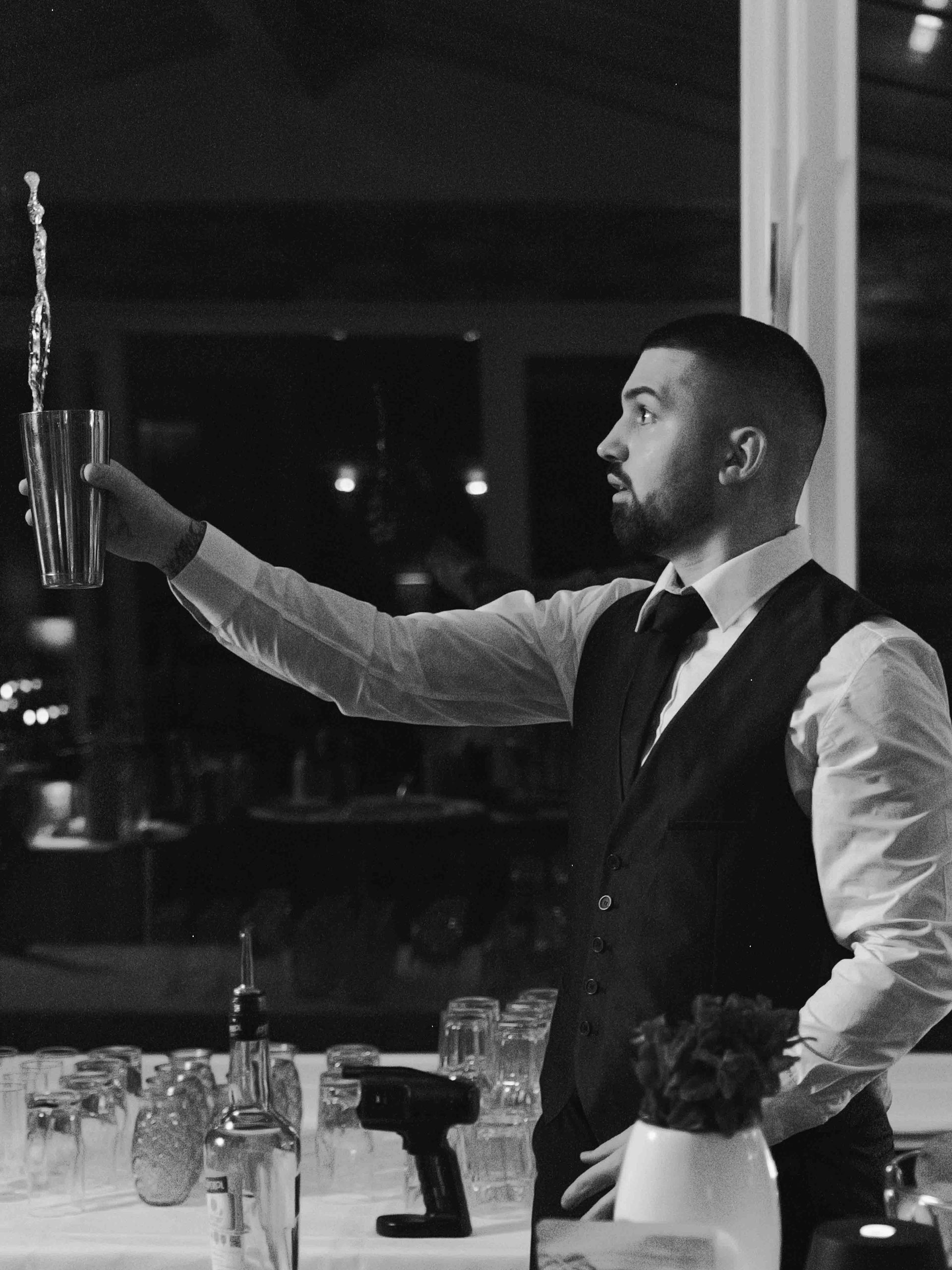 Flairbarkeeper mixt einen Cocktail mit großartigem Showeffekt für eine Feier