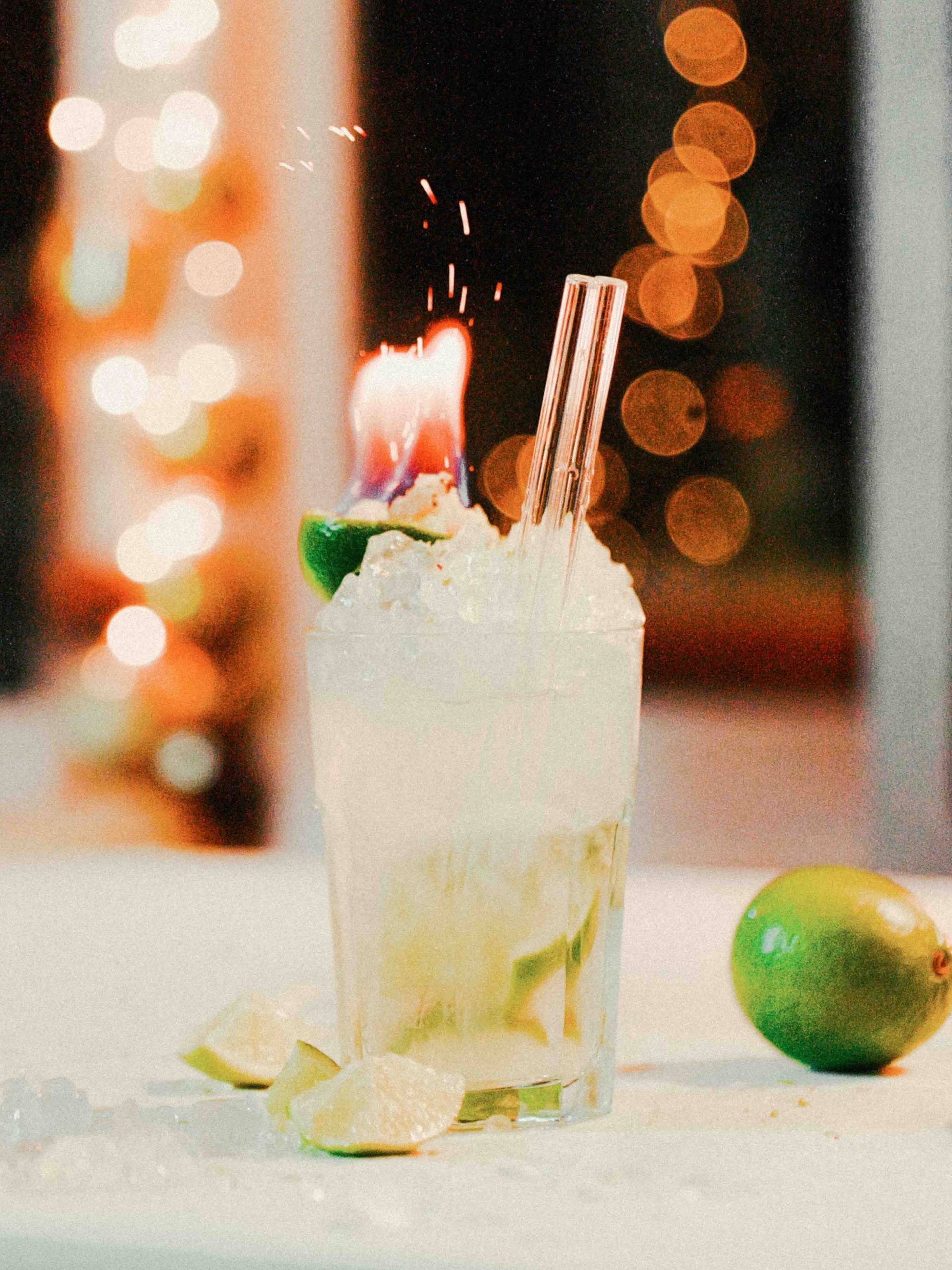 Mojito mit rauchender Flamme und funken aus einer Limette