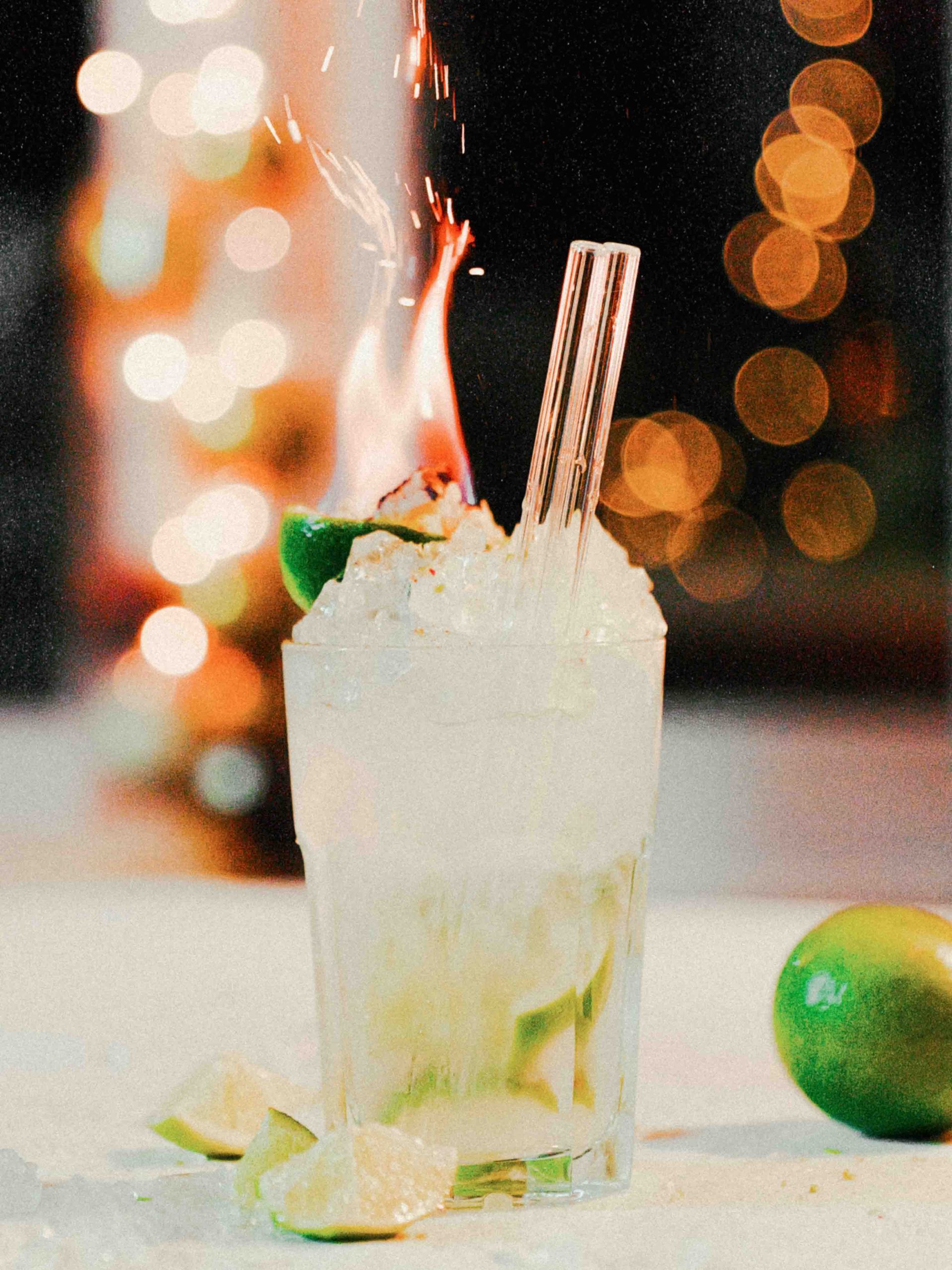 Caipirinha mit Feuershow auf Crushed Ice für ein Sommerfest