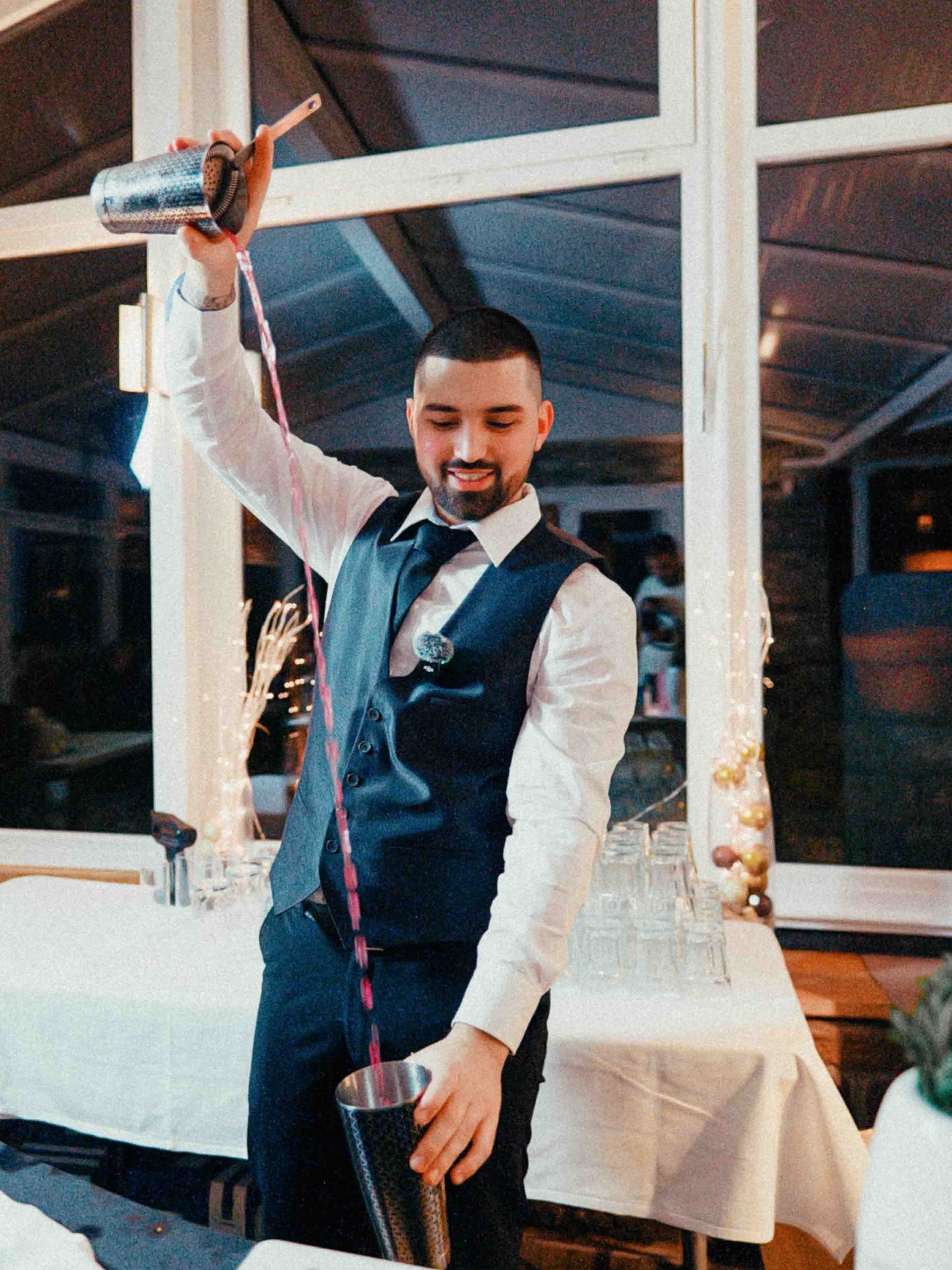 Barkeeper der seine Skills zeigen möchte für eine Neueröffnung