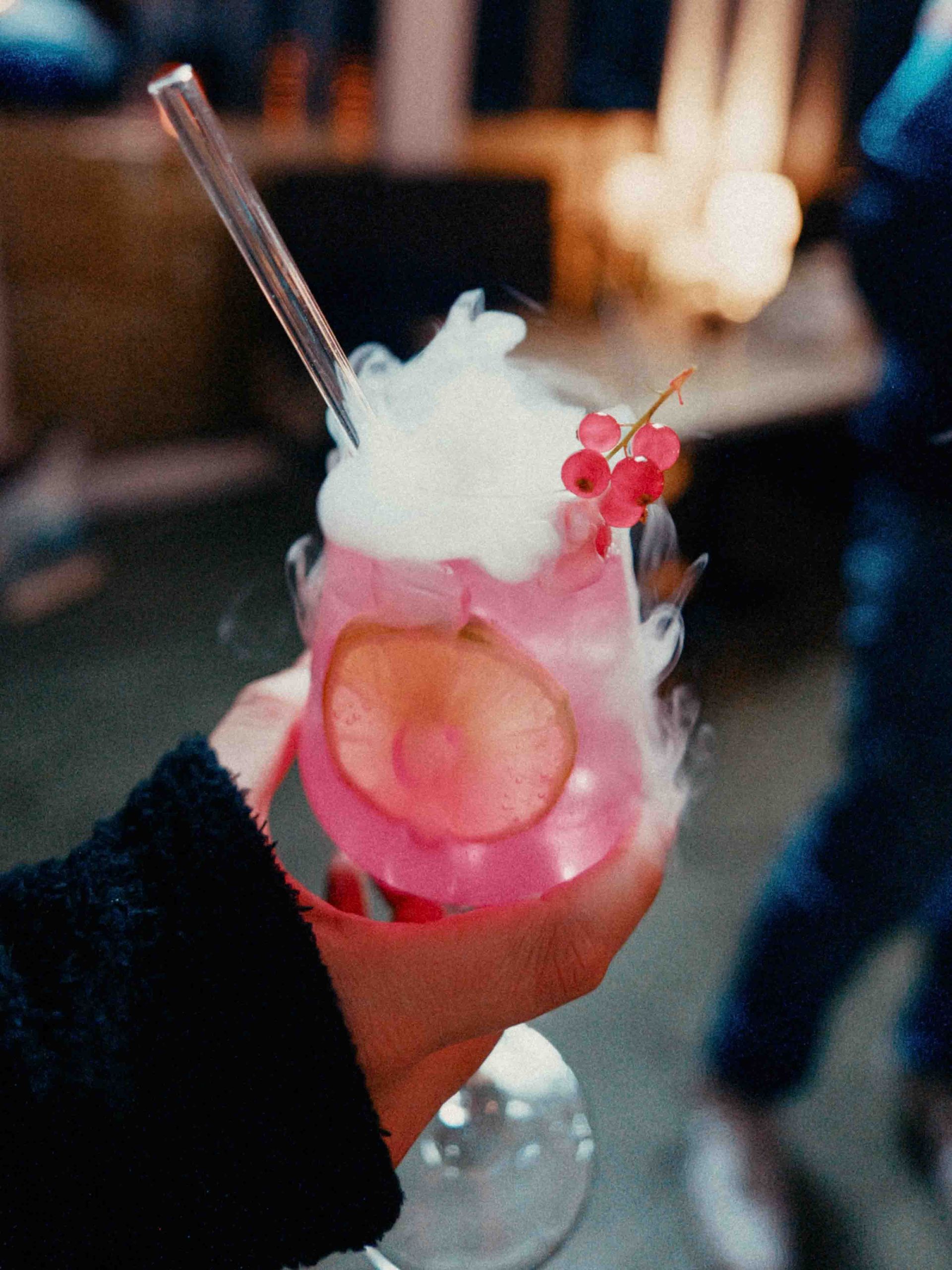 Pinket Aperitif mit frischen Beeren und Rauch effekt