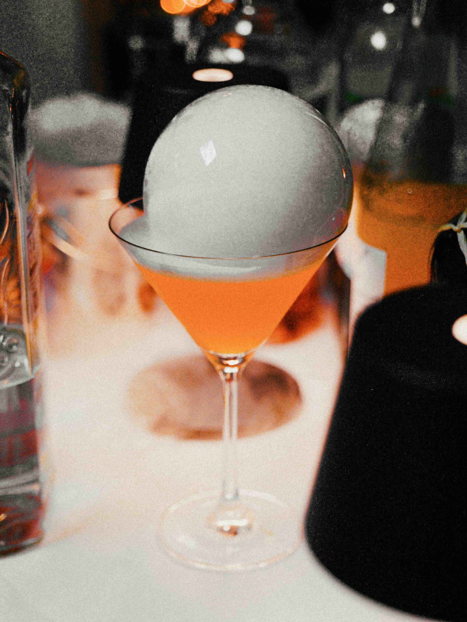 Molekularer Cocktail im Martini glas mit einer aromatisierten Rauchblase für eine Hochzeitsfeier in schönem Ambiente