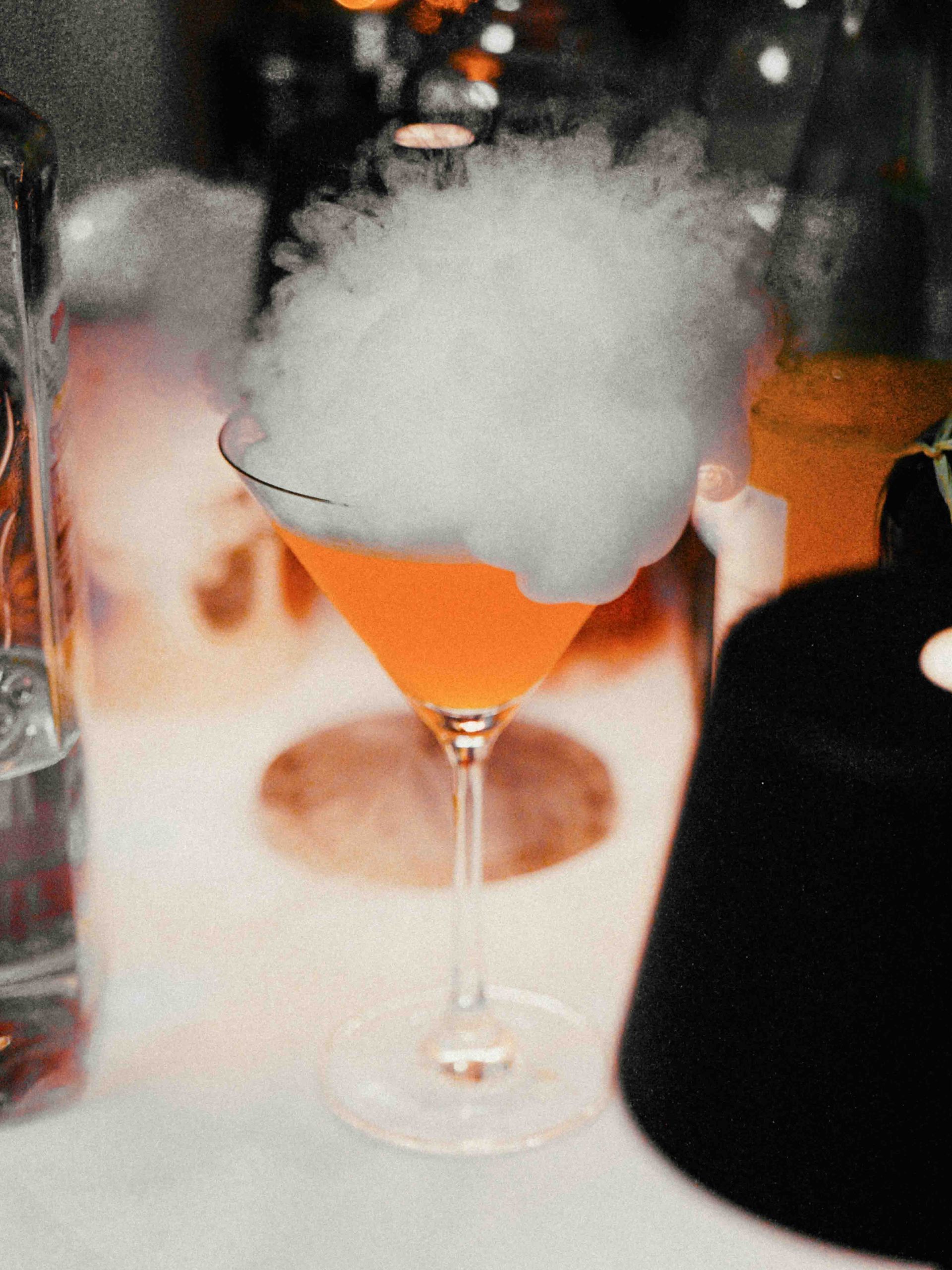 Molekularer Cocktail mit einer Platzenden Rauchblase bei einer Hochzeitsfeier