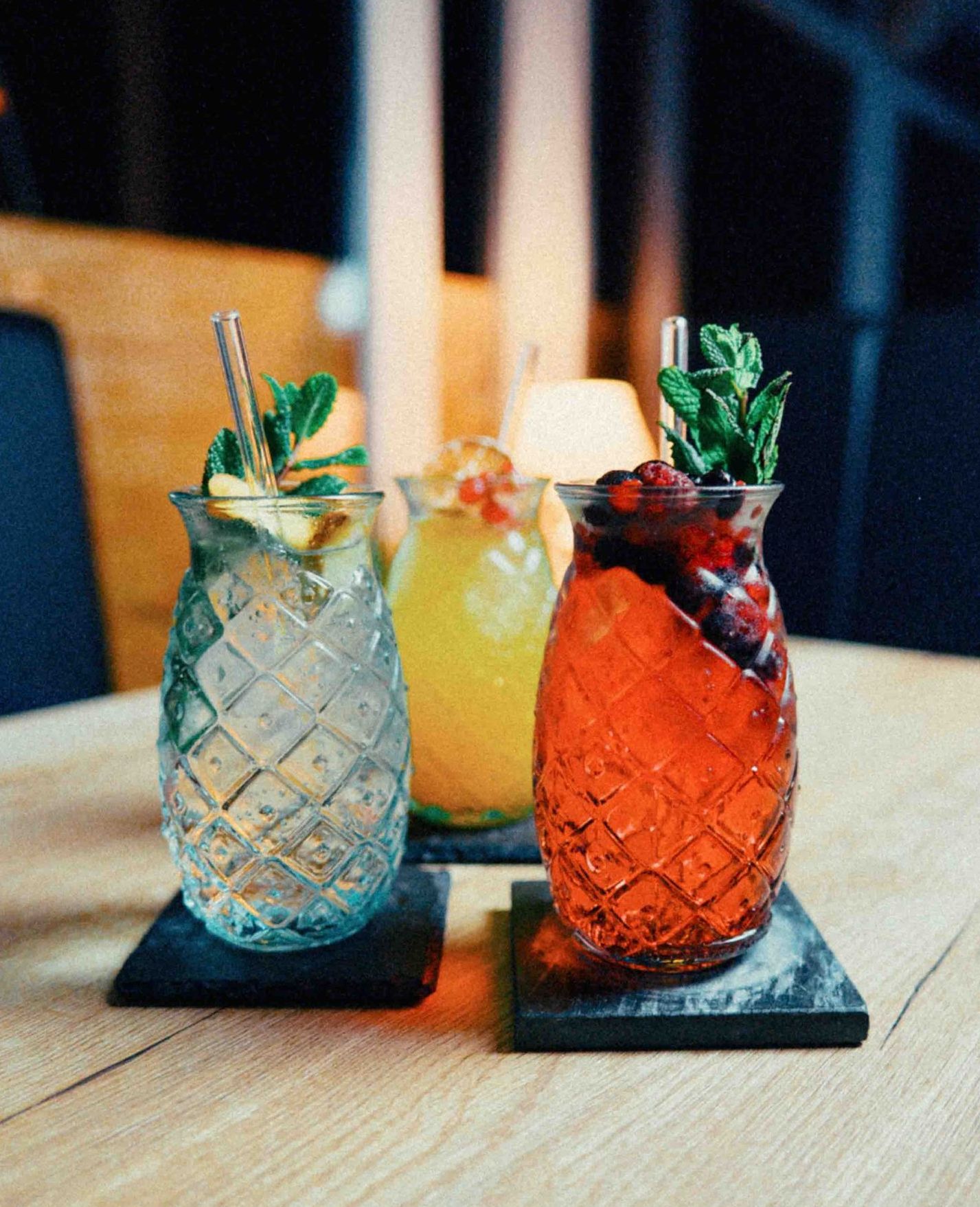 Erfrischende Bunte Limonaden für ein Sommerfest am Strand