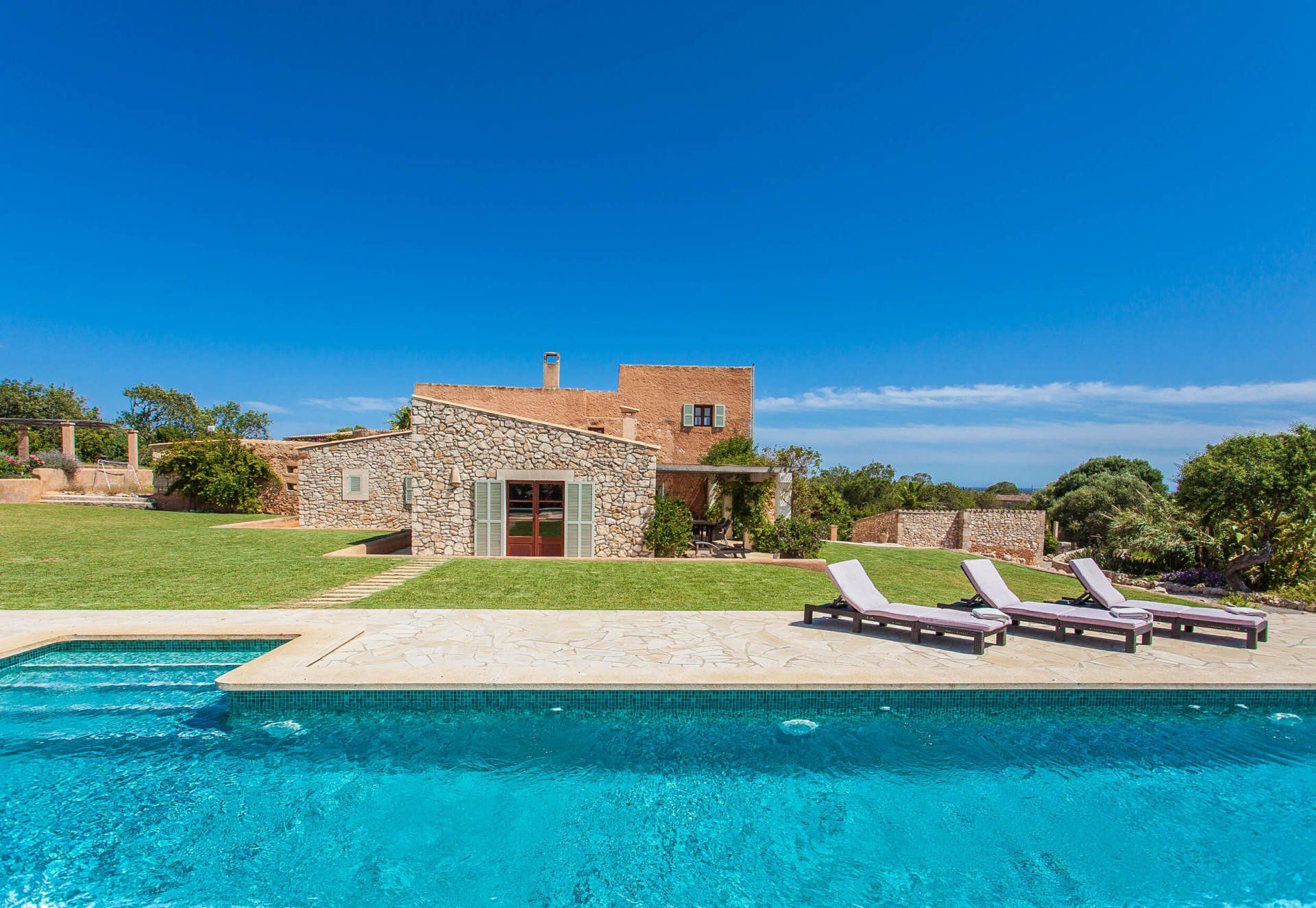 Fotografía casa en Mallorca, piscina, cielo, azul