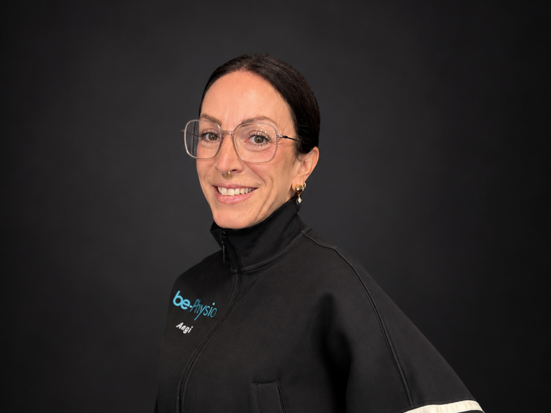 Angela Tardino – Praxismanagement bei be.Physio Ottobrunn Angela Tardino vom Team be-Physio Ottobrunn – Praxismanagerin mit individueller Betreuung im modernen Praxisumfeld in München